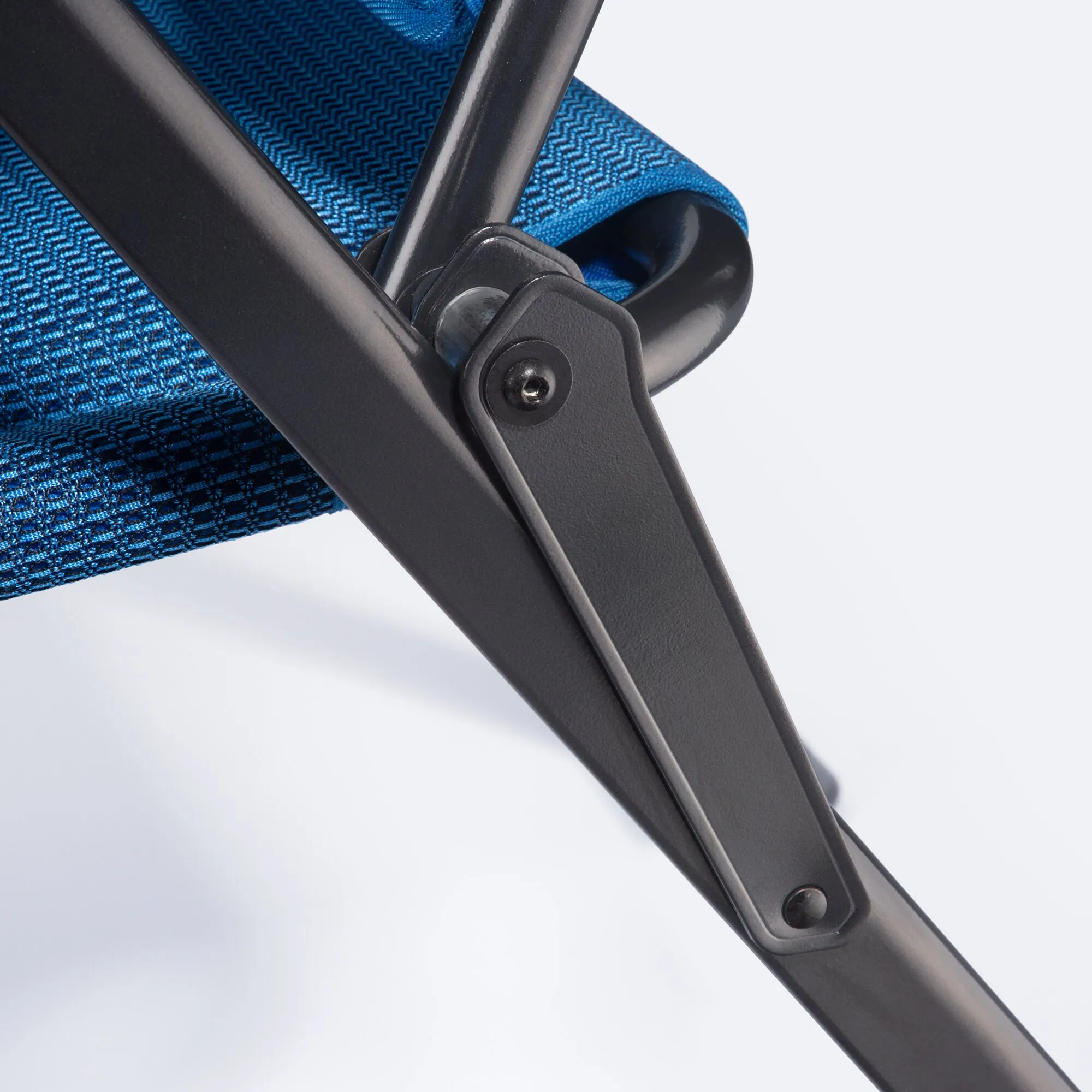 Detailaufnahme des blauen Campingstuhls HighQ Basic mit schwarzem Metallgestell und sichtbarem Klappgelenk