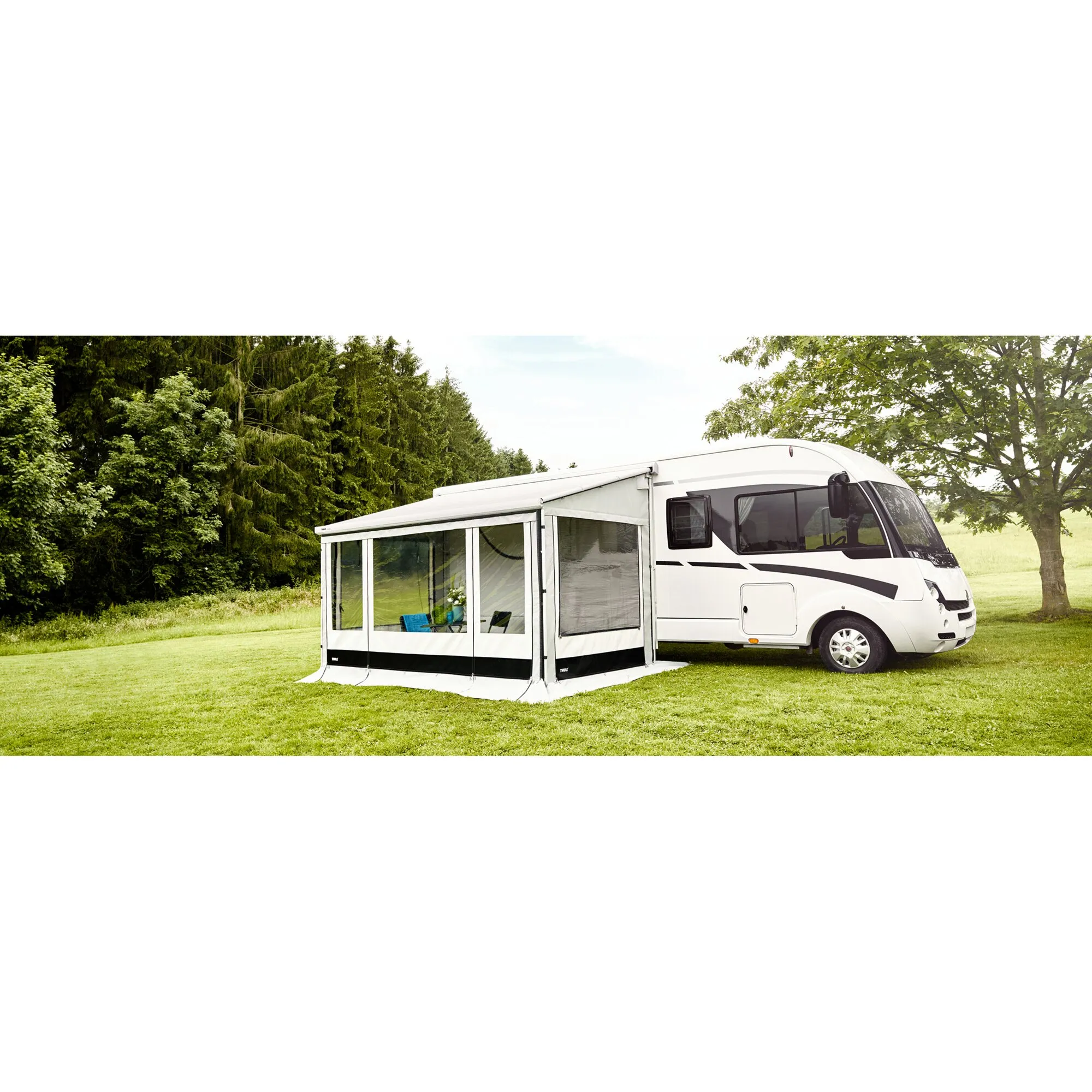 Thule Residence G3 Seitenteil-Paar für TO 8000 XXL an einem weißen Wohnmobil, mit transparenten Fensterflächen grasend aufgebaut