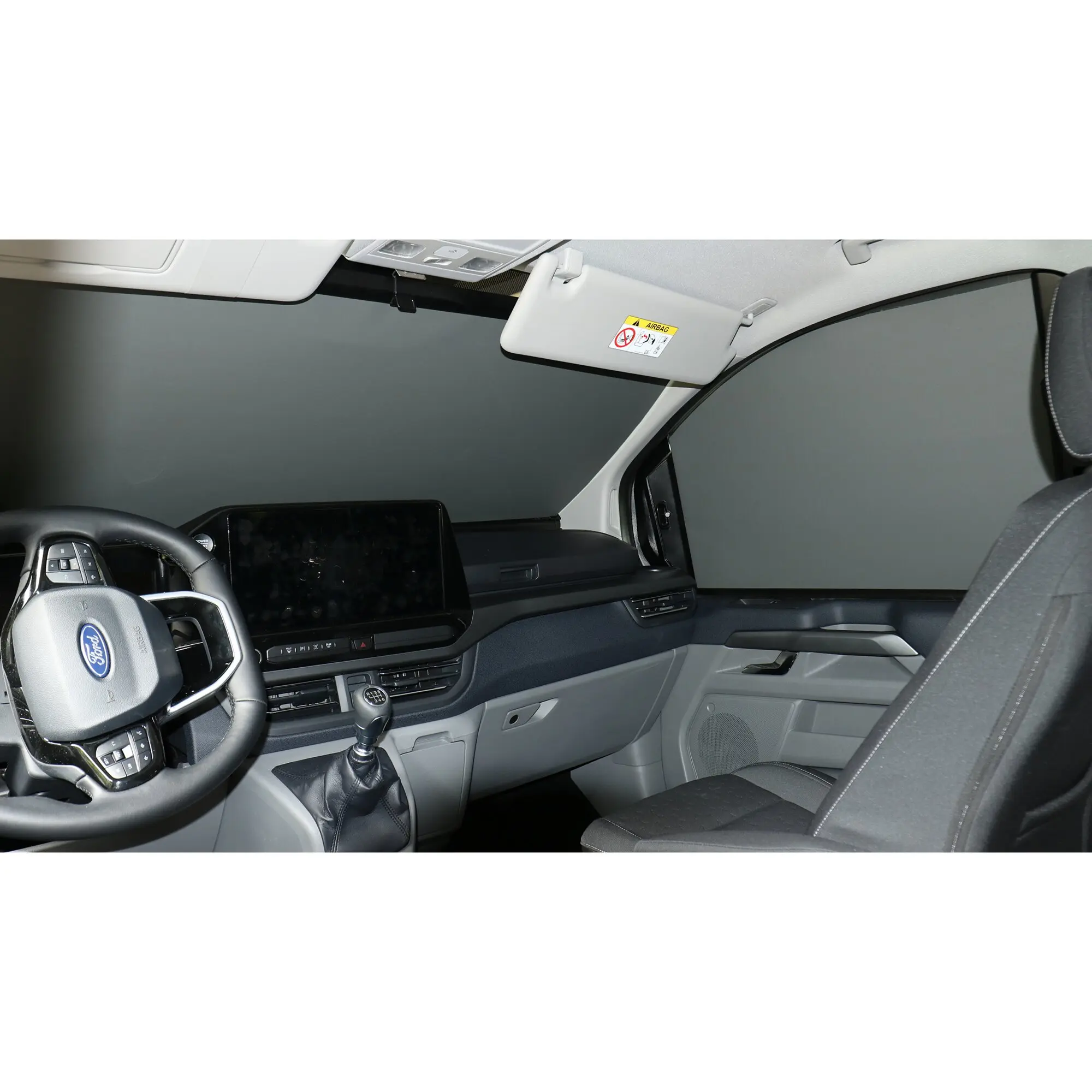 Innenraum eines Ford mit REMIfront VI Verdunkelung an der Frontscheibe; Lenkrad mit Ford-Logo, Armaturen, Sonnenblende mit AIRBAG-Aufkleber