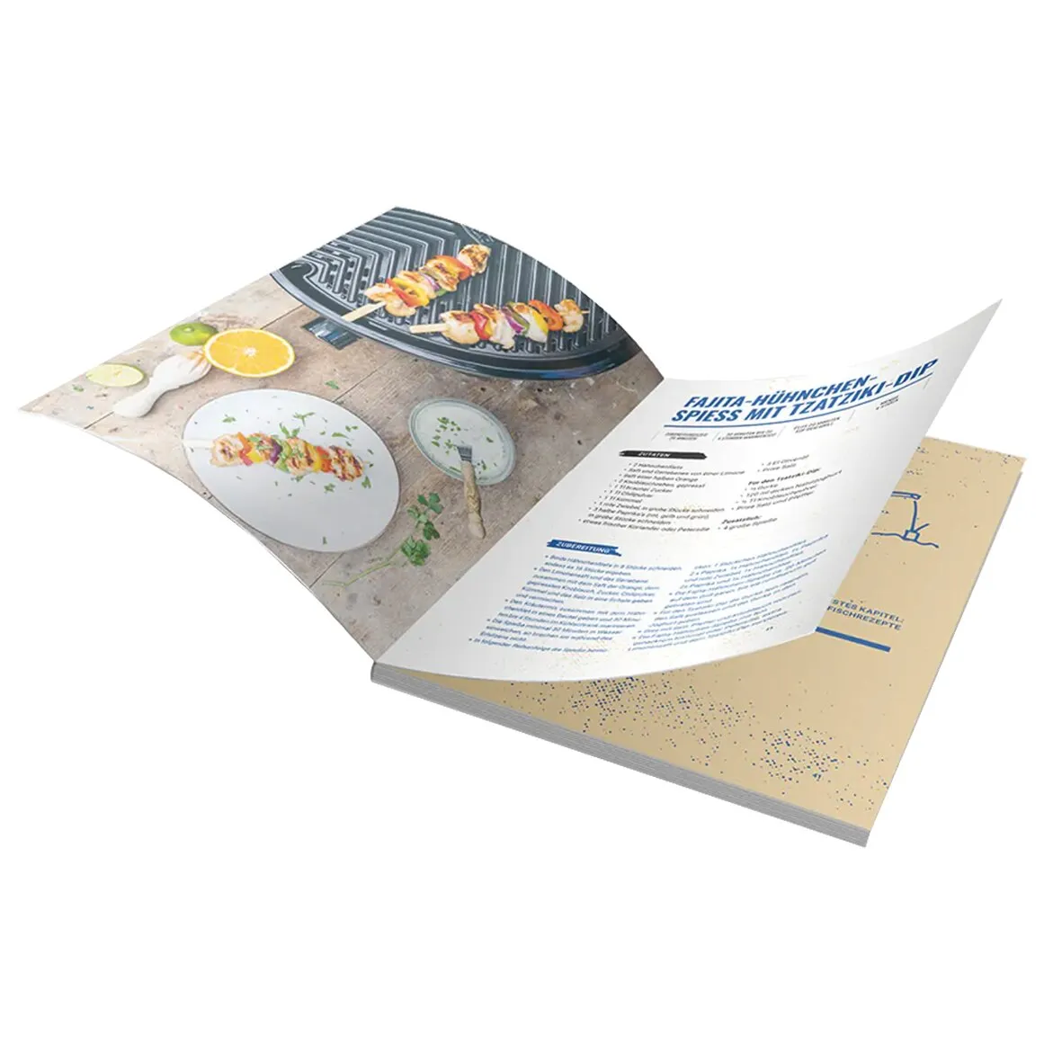 Aufgeschlagenes CADAC Camping Kochbuch Teil 1 mit Grillspießen, Rezeptseite und Tzatziki-Dip