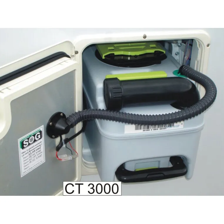 Geöffnete weiße Servicetür einer elektrischen WC-Entlüftung am CT 3000 mit grauem Fäkalientank und schwarzem Abluftschlauch