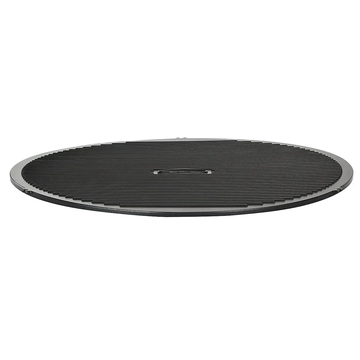 Runde, schwarze Grillplatte mit gleichmäßig parallel verlaufenden Rippen und zentralem Logo, Bestandteil des Party Grill 600 R