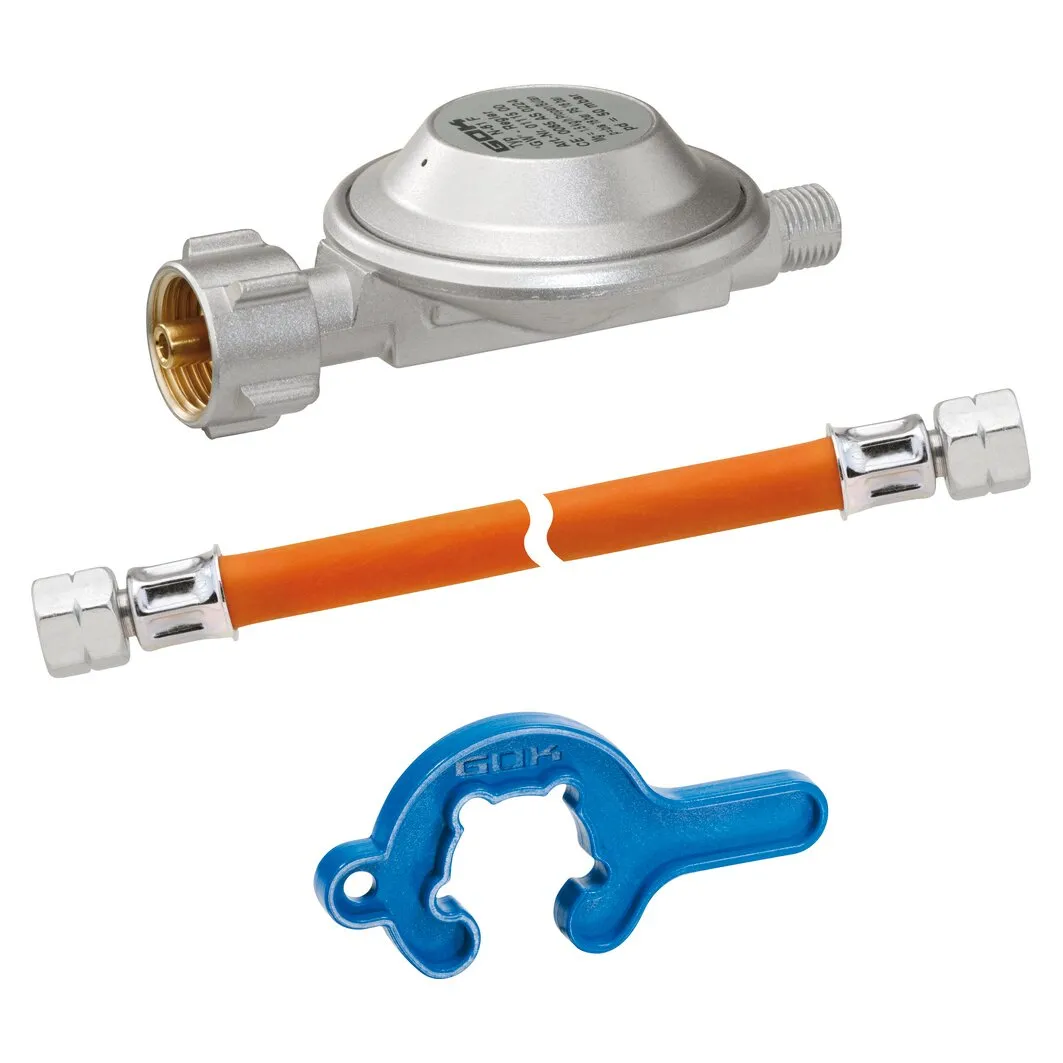 Outdoor-Anschlussset mit silbernem Gasdruckregler, orangefarbener Schlauchleitung und blauem Montagewerkzeug