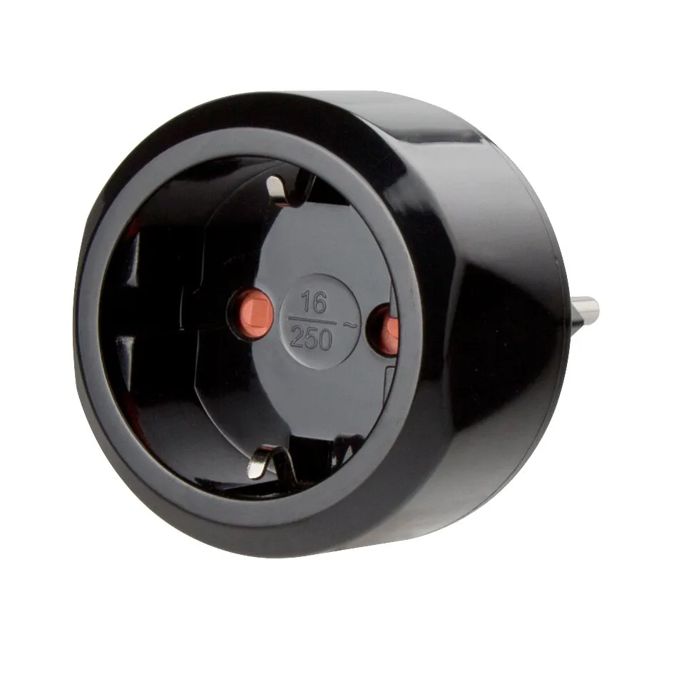 Schwarzer zylindrischer Reisestecker Schuko/CH mit sichtbarer Schuko-Buchse und seitlich hervorstehendem Schweizer Steckerstift, 16 A, 250 V