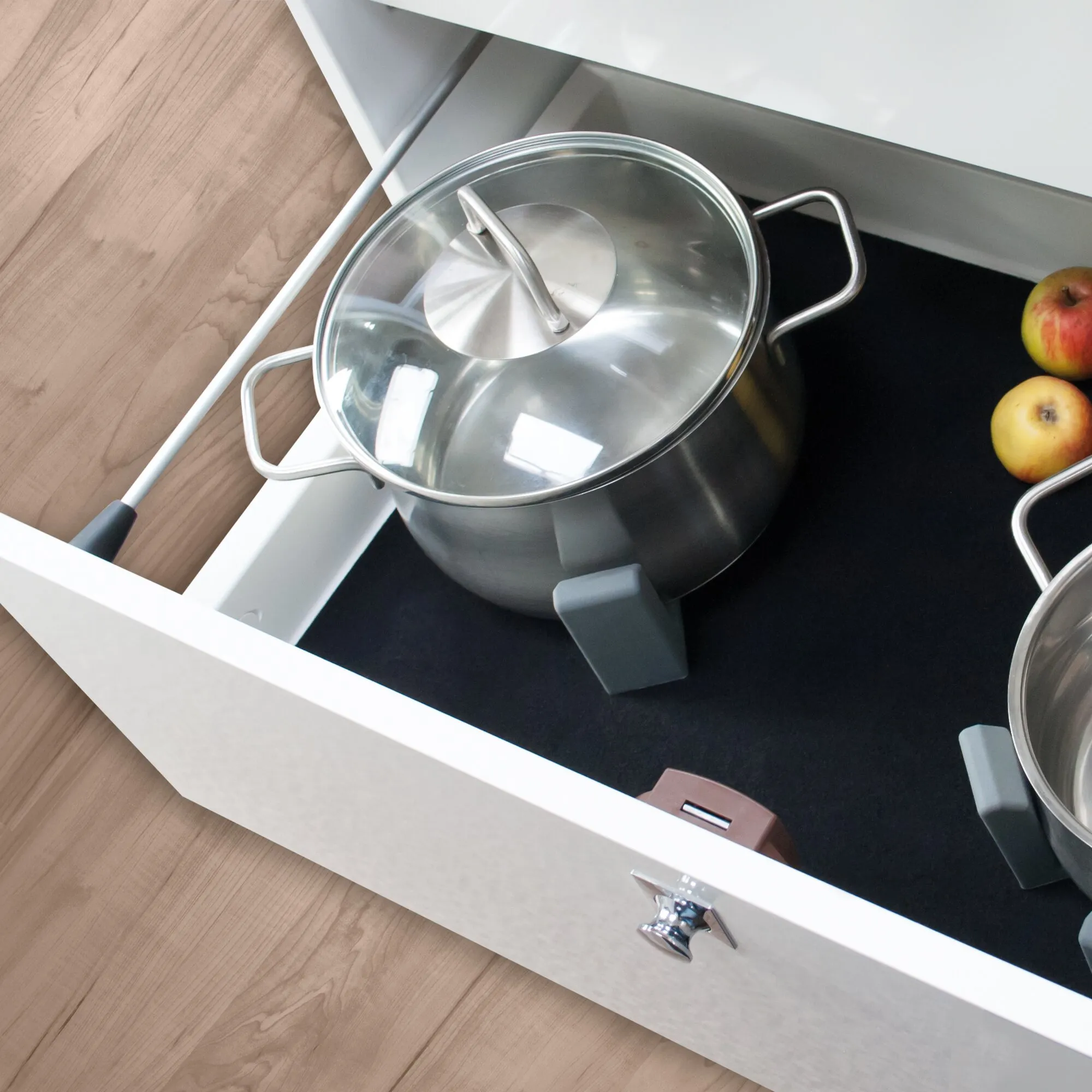 Vario System Modul III mit geöffnetem Schubfach und glänzendem Edelstahltopf mit Glasdeckel, Griffen und Äpfeln
