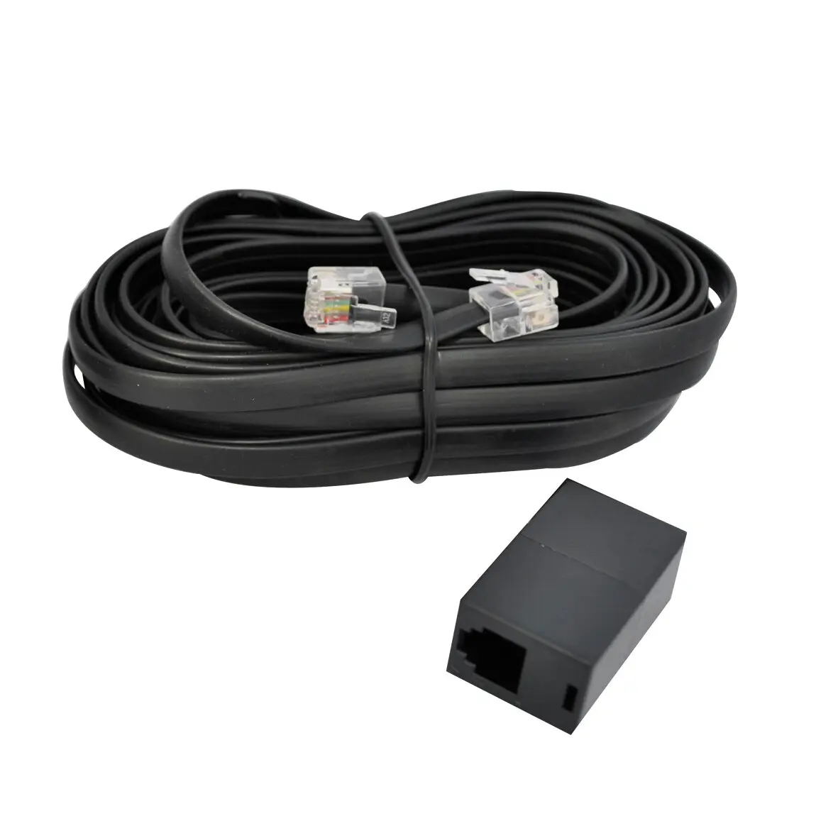 Schwarzes 6 m Verlängerungskabel, aufgewickelt, mit zwei transparenten RJ-45 Steckern und einem schwarzen RJ-45 Anschlussblock daneben