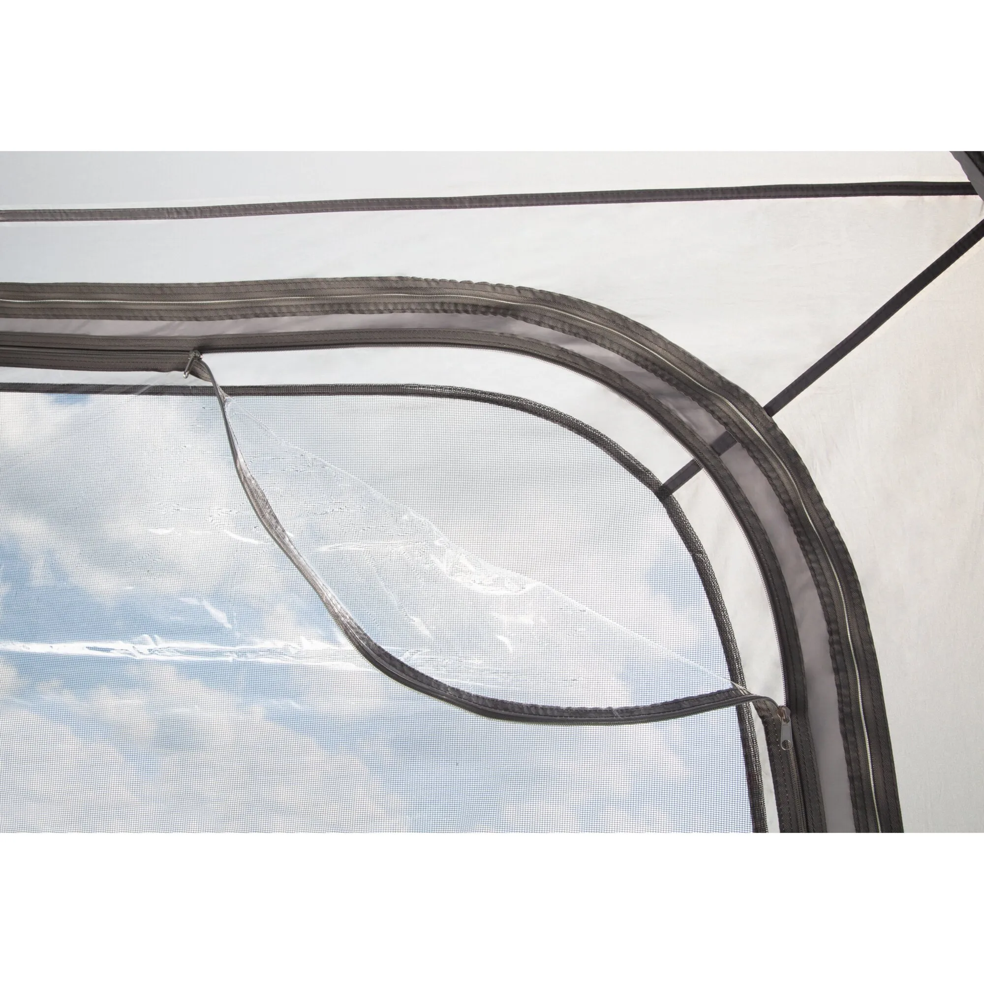 Detailaufnahme des Pavillon Relax Air von innen mit grauen Reißverschlüssen, transparentem Moskitonetz und lichtdurchlässiger Stoffwand