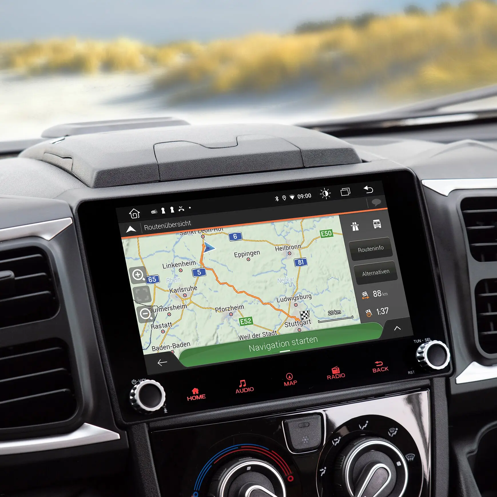 Infotainment-Navigationssystem im Armaturenbrett eines Autos mit großem Touchscreen, der eine Kartenansicht mit Route anzeigt