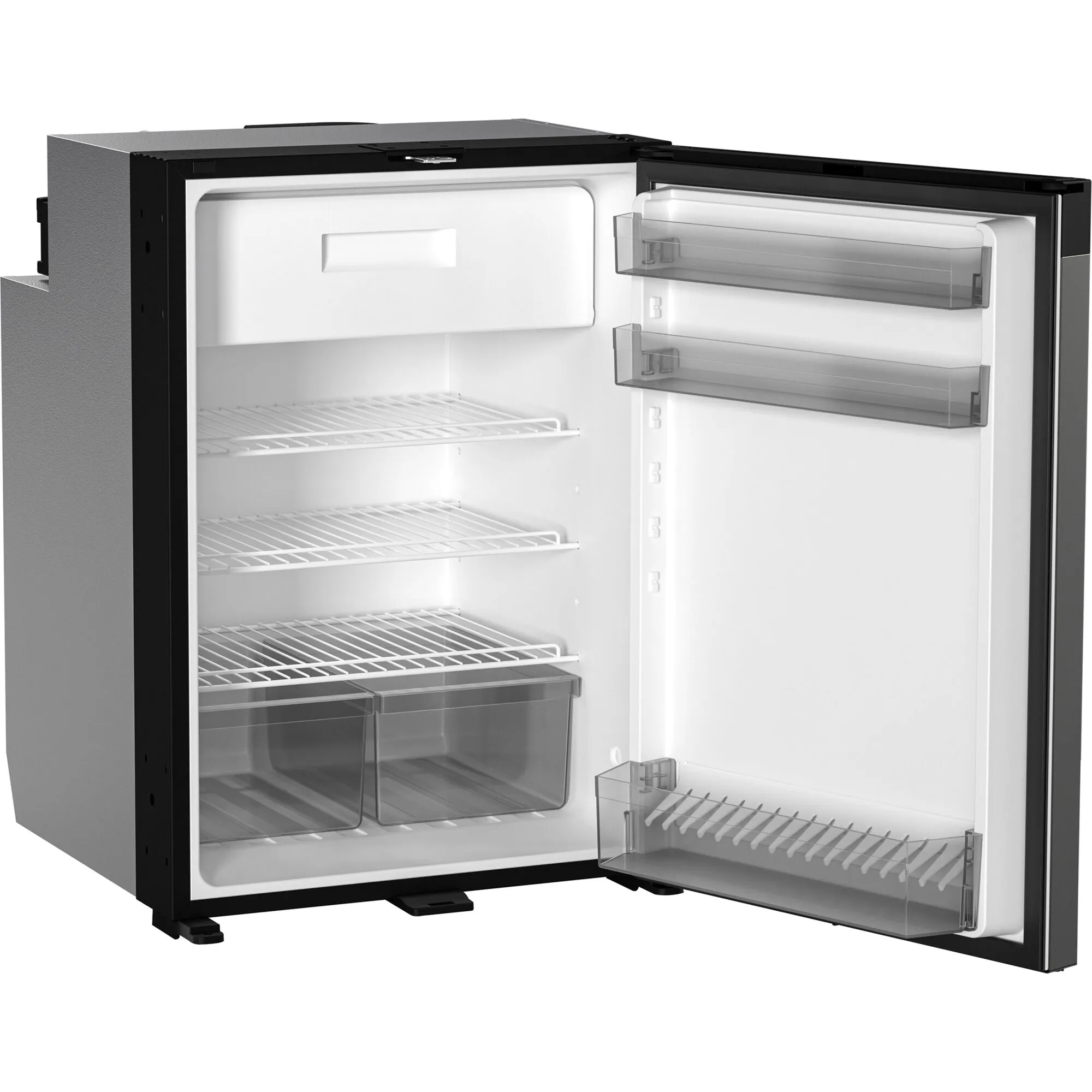 Geöffneter schwarzer Dometic CoolMatic NRX 115C Kompressorkühlschrank mit drei Drahtrosten, zwei Schubladen und Türablagen
