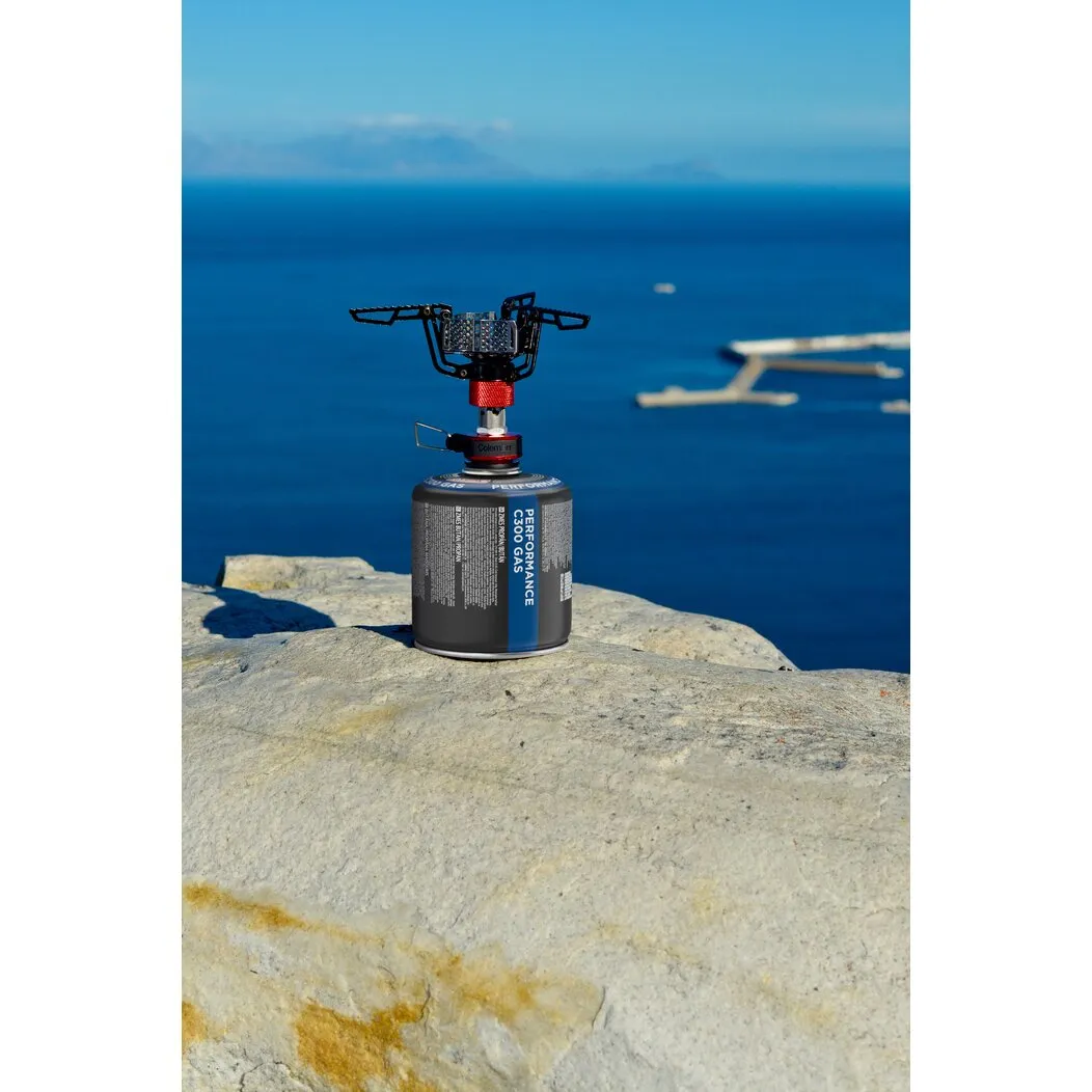 Schwarze Gaskartusche C 300 mit aufgesetztem Campingkocher auf einem Felsen vor blauem Meer 恒一