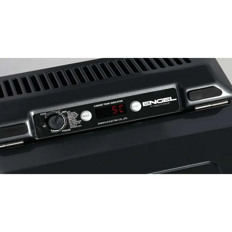 Detailansicht der schwarzen Kühlbox MT F-V mit Temperaturanzeige, Kühlregler und Bedienfeld von Engel Fridge/Freezer