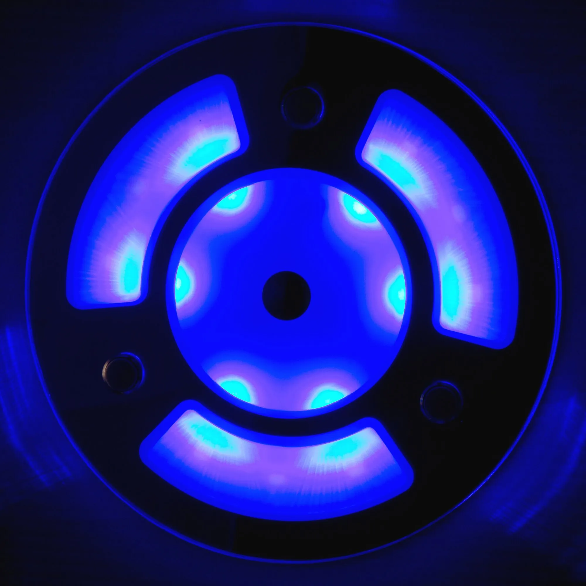 Deckenleuchte Nightlight Round, 130 mm, mit rundem schwarzem Gehäuse, blau-violett leuchtendem Zentrum und segmentierten Lichtflächen