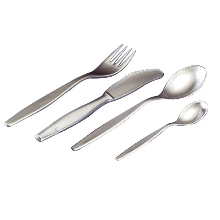 Silberfarbenes Besteckset aus Edelstahl mit Gabel, Messer, großem Löffel und Teelöffel auf weißem Hintergrund