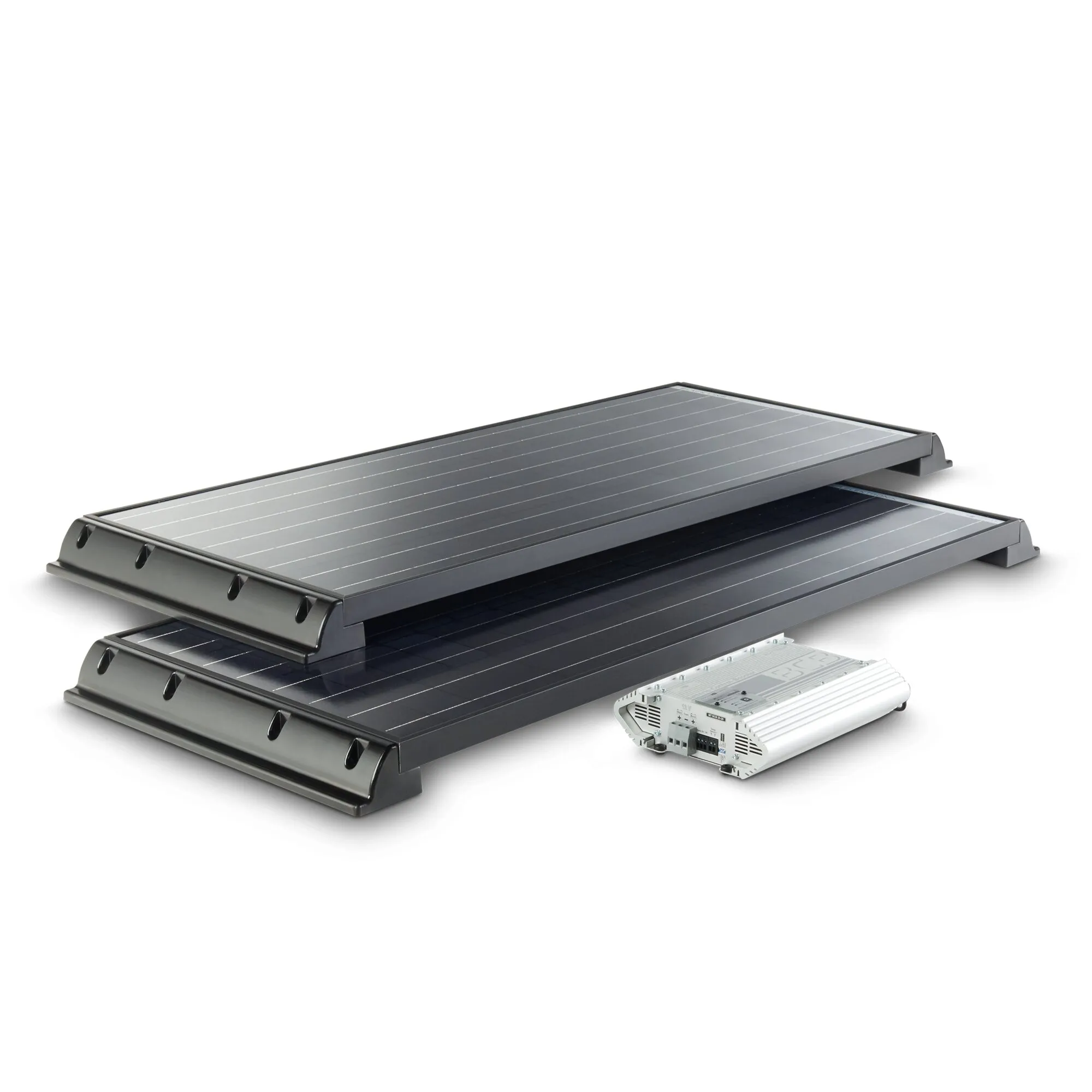 Komplettanlage PowerPack Classic mit zwei schwarzen Solarmodulen und silbernem Wechselrichter auf weißem Hintergrund, 880 Wh