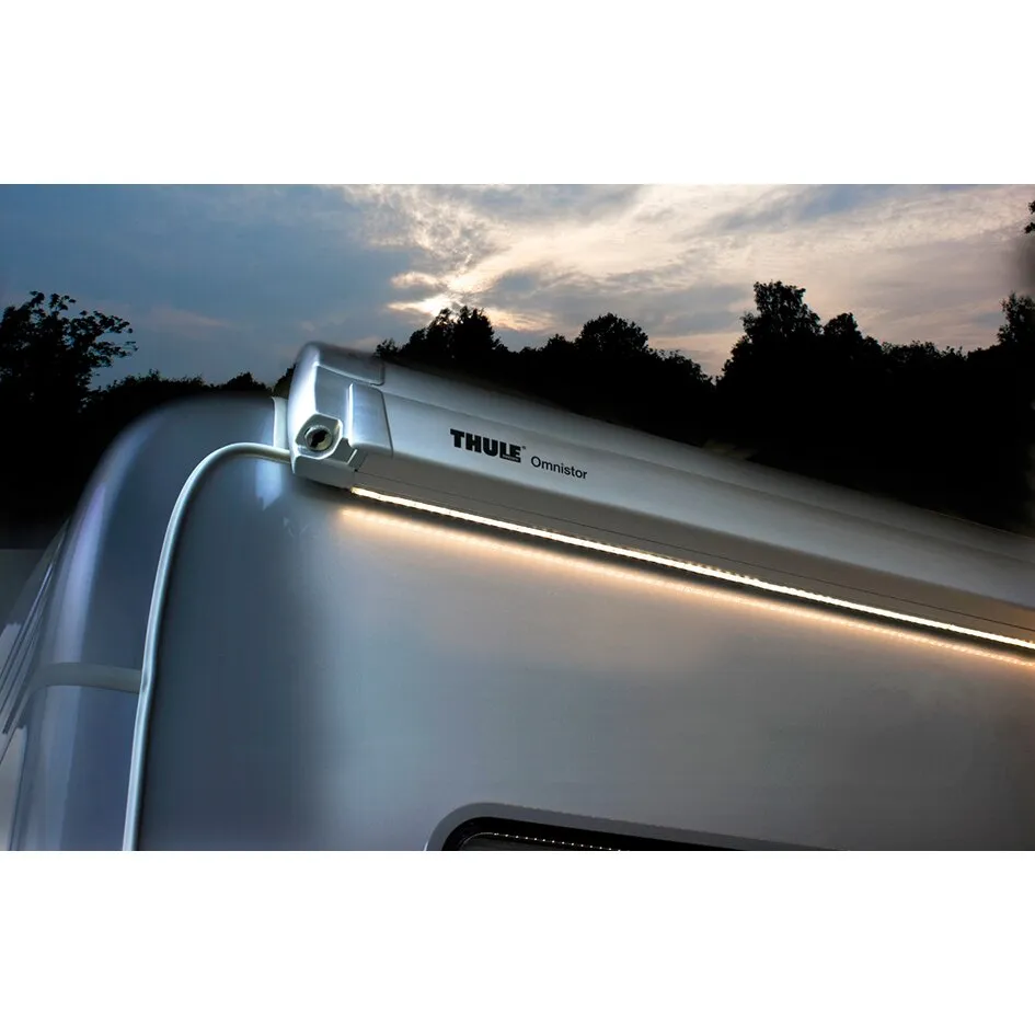 Sechs Meter langer LED-Lichtstreifen mit warmweißem Licht an einer weißen Thule-Omnistor-Markise bei Dämmerung