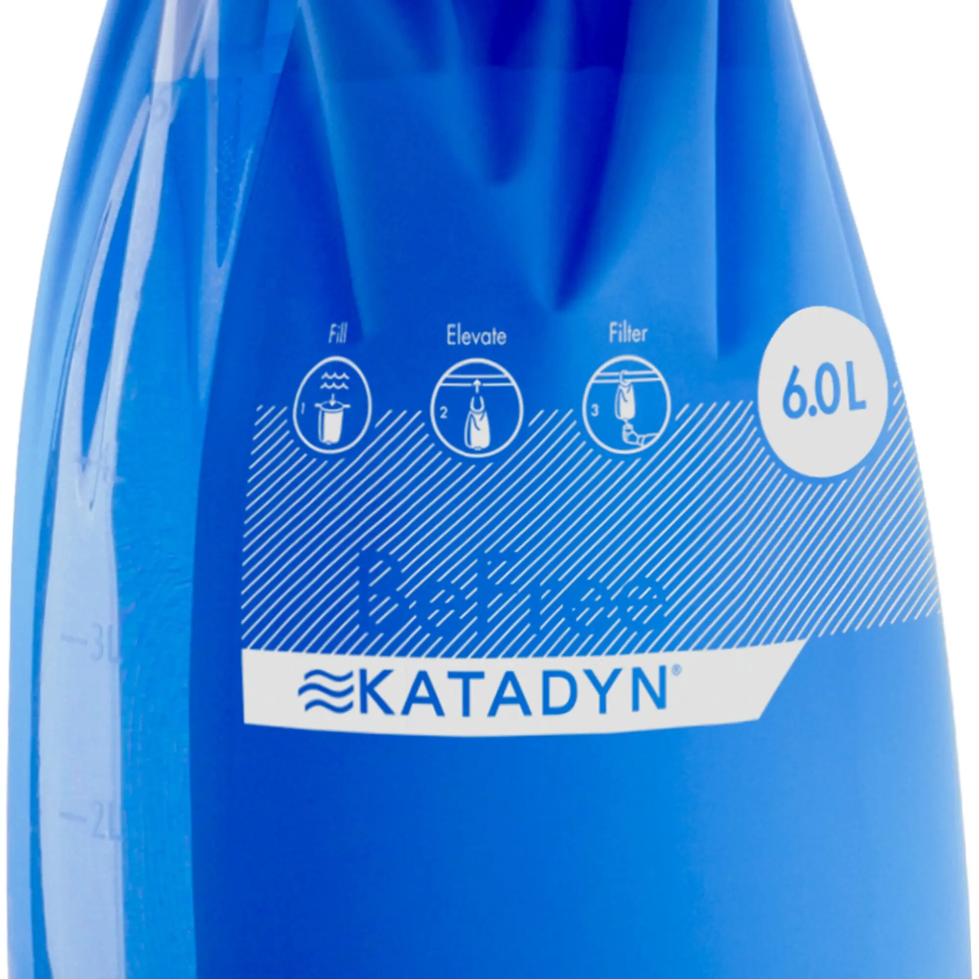 Nahaufnahme eines blauen Katadyn BeFree Wasserfiltersystem, mit linker Messskala, sichtbares 6 L-Label, Katadyn-Logo und Symbole Fill Elevate Filter