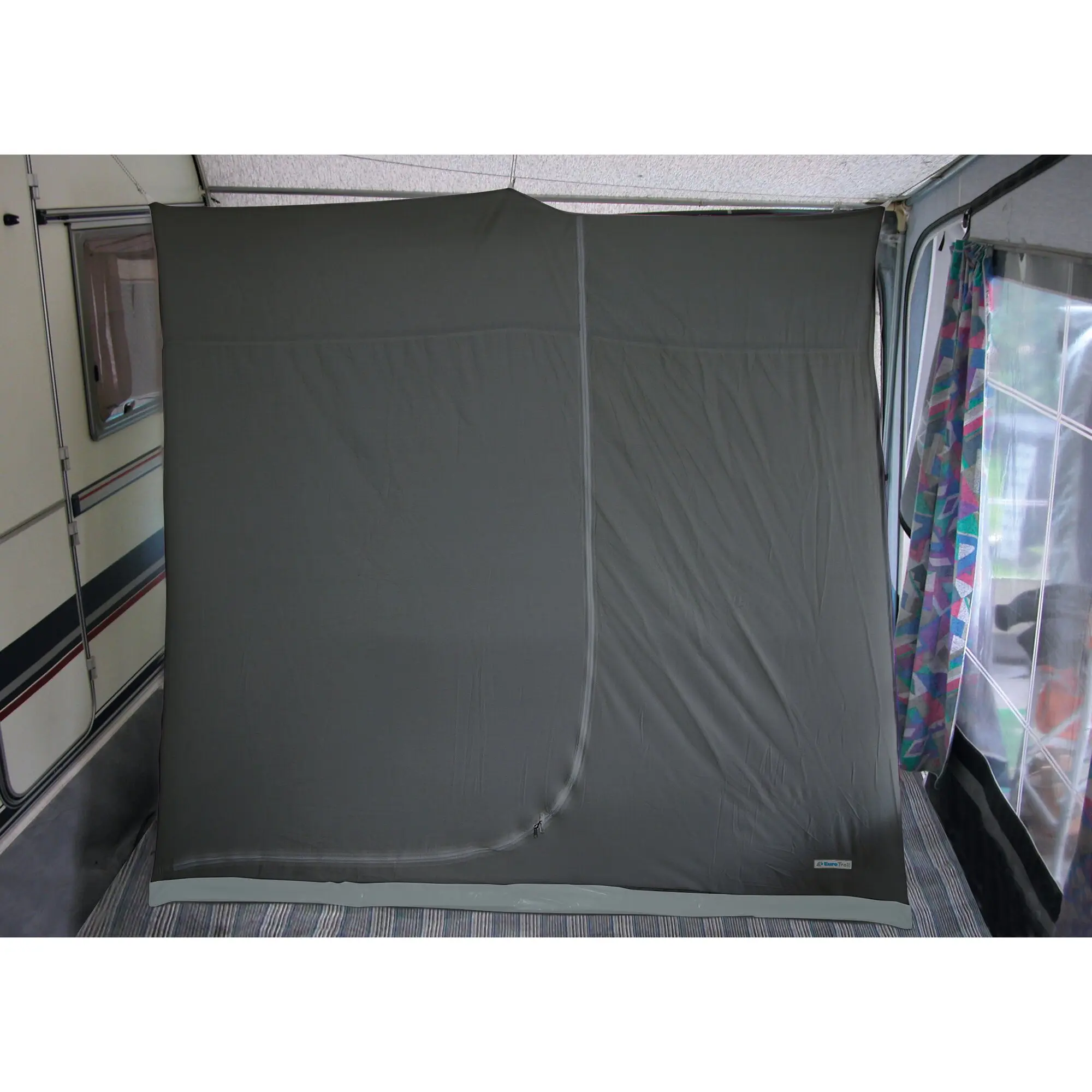Graue Schlafkabine Luxus aus Stoff als Innenraum-Trennwand in einem Caravan, von Boden bis Decke, mittig geteilt, Seitenfenster mit bunten Vorhängen, Maße 210 x 185 x 180 cm