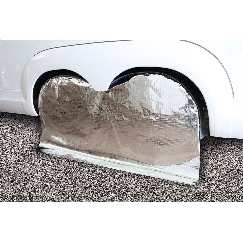 Silberne Radschutzhülle mit Sonnenreflektion am Rad eines weißen Autos, 145 cm, in Seitenansicht auf Kiesfelsurface