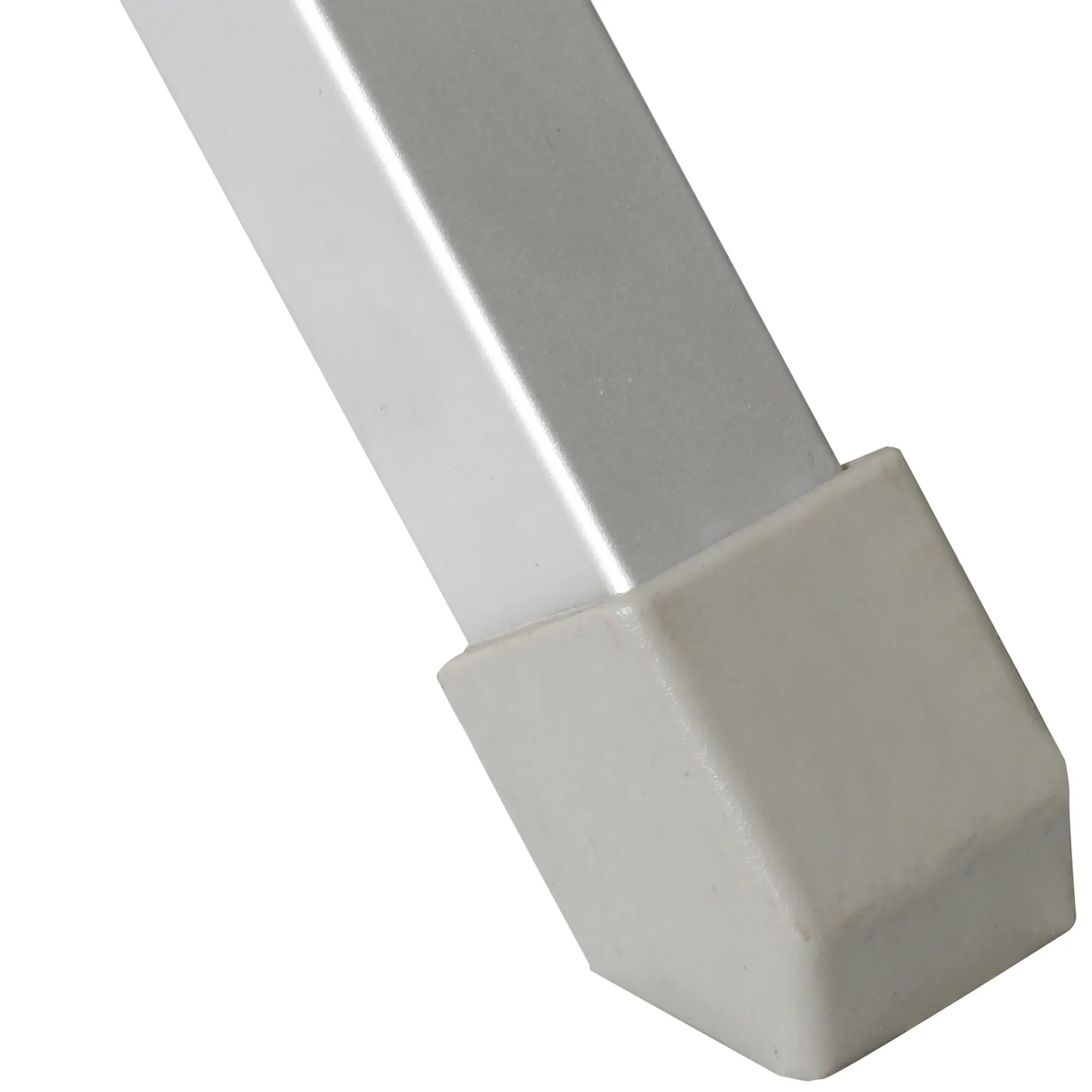 Detailaufnahme des silbernen Rolltischs Silver Gapless mit rechteckigem Metallprofil und stabilem, abgerundetem Standfuß
