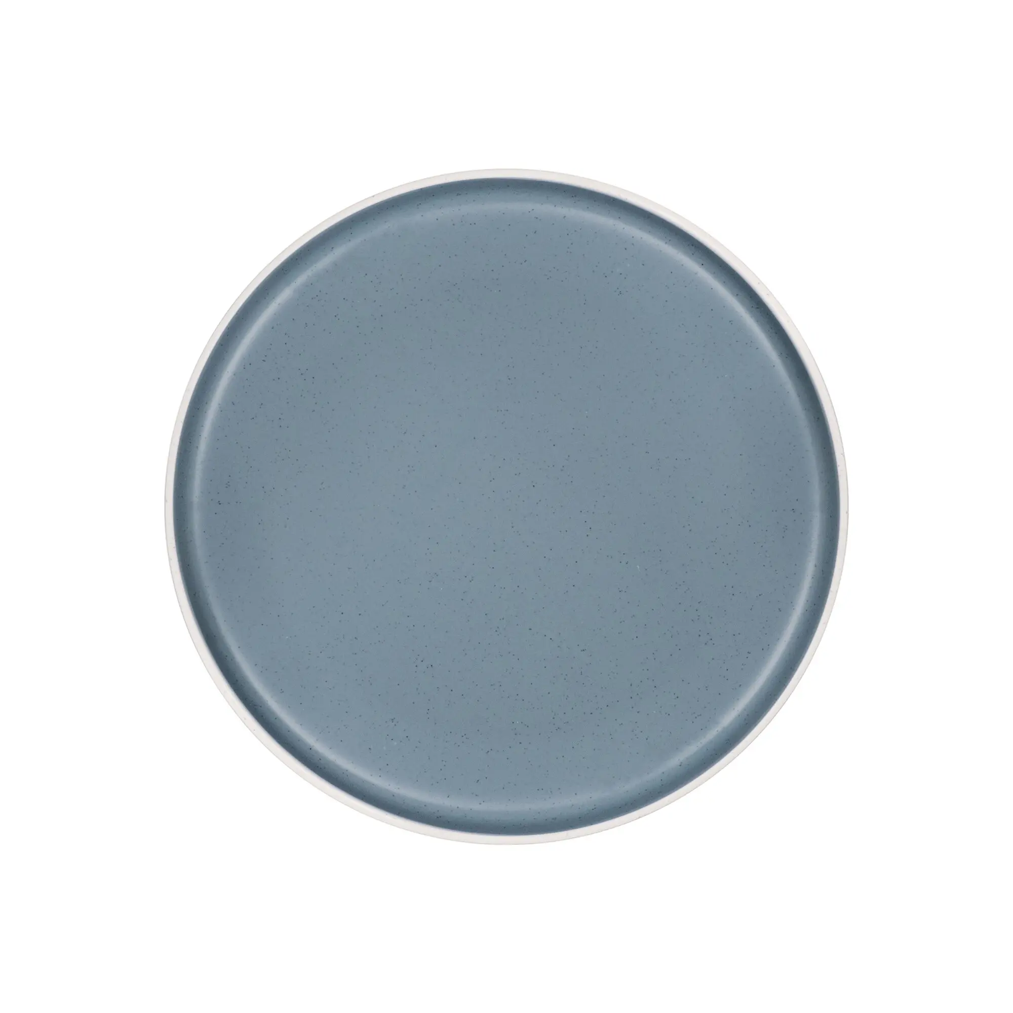 Nahaufnahme eines blauen Esstellers aus der Dolomit Collection mit weißem Rand, glasierte Oberfläche mit feinen dunklen Punkten und runder Form