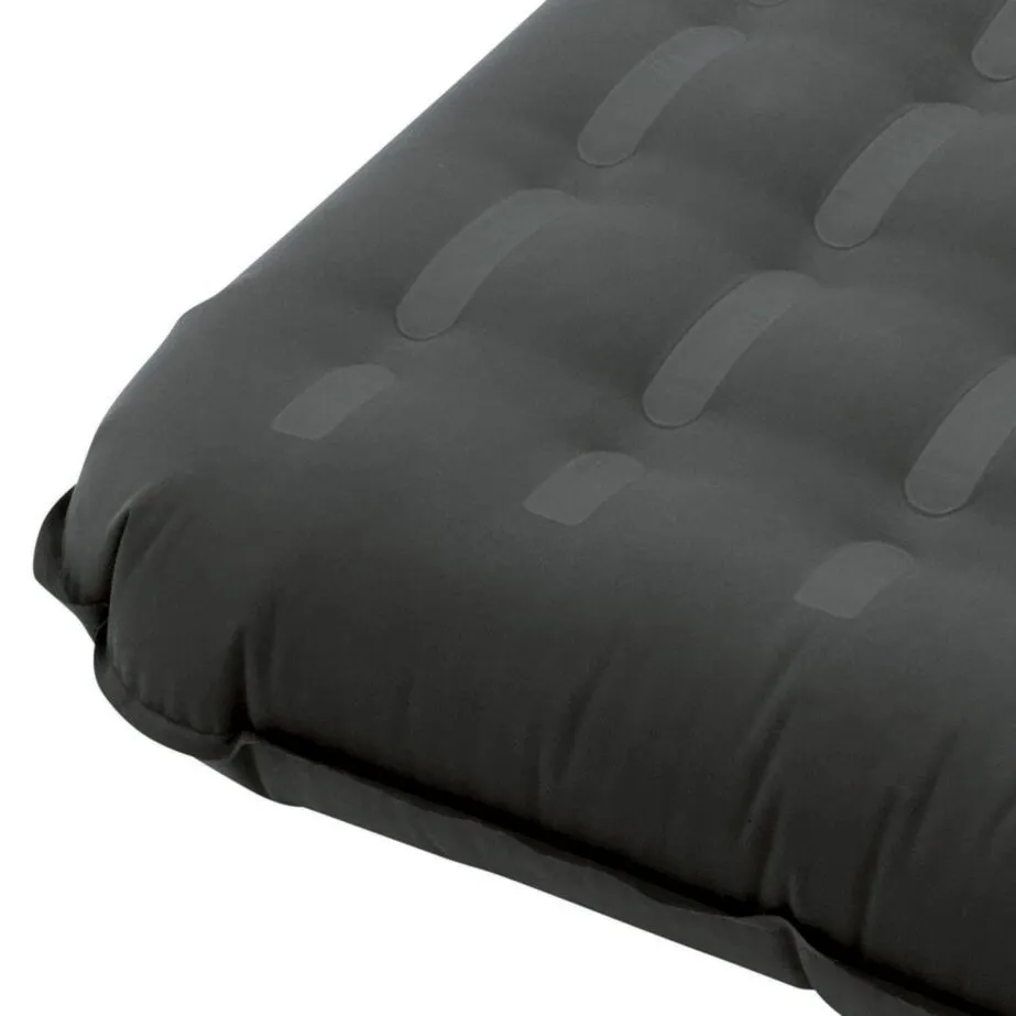 Detailaufnahme des schwarzen Luftbetts Flow in 140 cm Breite mit samtiger Oberfläche und länglichen Polsterungen