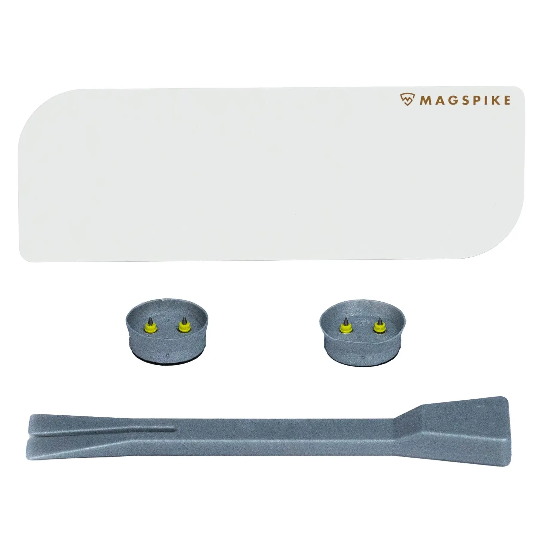 Weiße Trägerplatte mit abgerundeten Ecken und MagSpike-Logo oben rechts, darunter zwei graue runde Magnetbasen mit gelben Spitzen und ein langes Bauteil