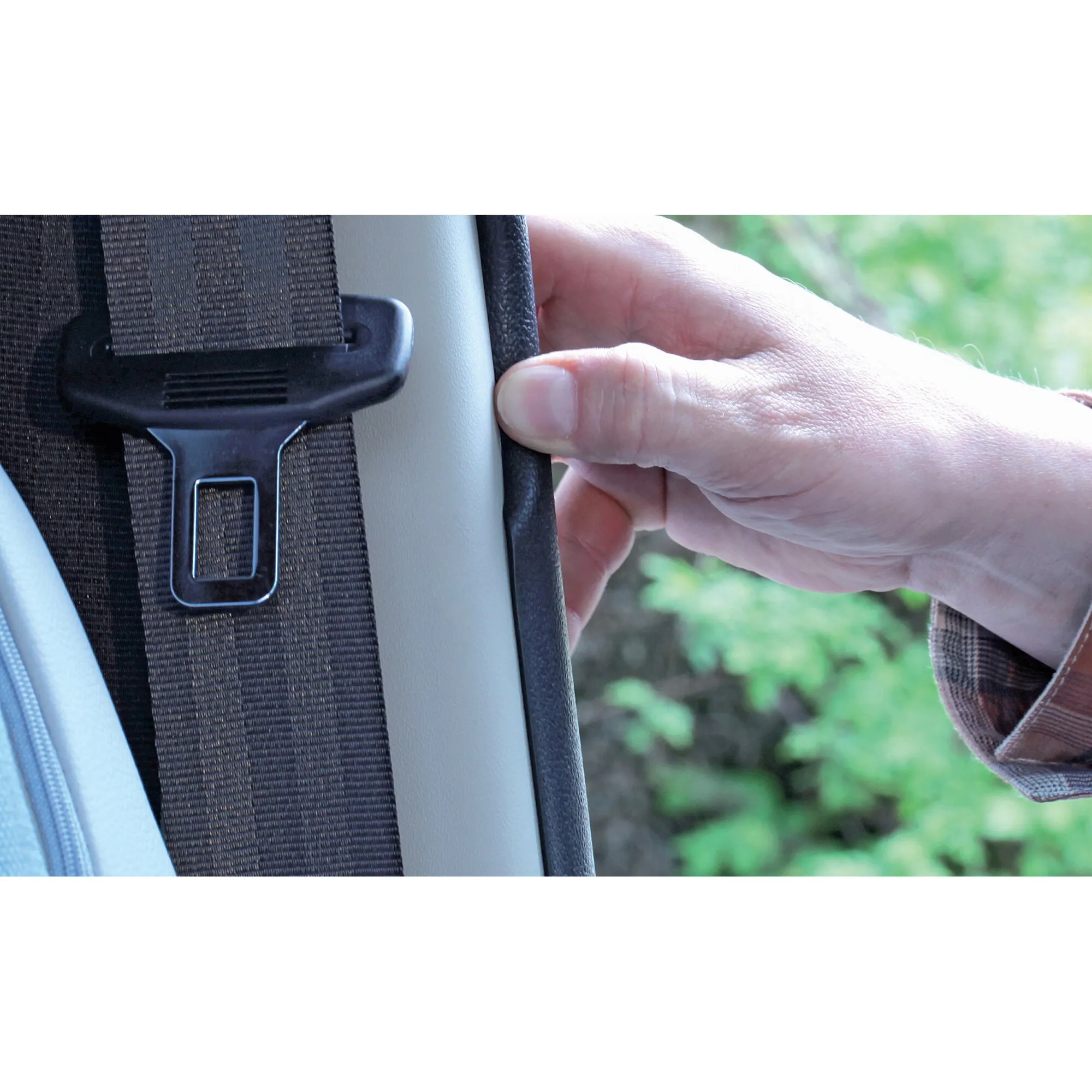 Detailaufnahme eines schwarzen Diebstahlschutzschlosses an der Fahrerhaustür eines Transporters, während eine Hand es bedient