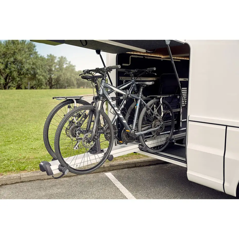 Außenansicht eines Wohnmobils mit ausziehbarem Fahrradträger Thule VeloSlide Short Version, auf dem zwei Mountainbikes befestigt sind