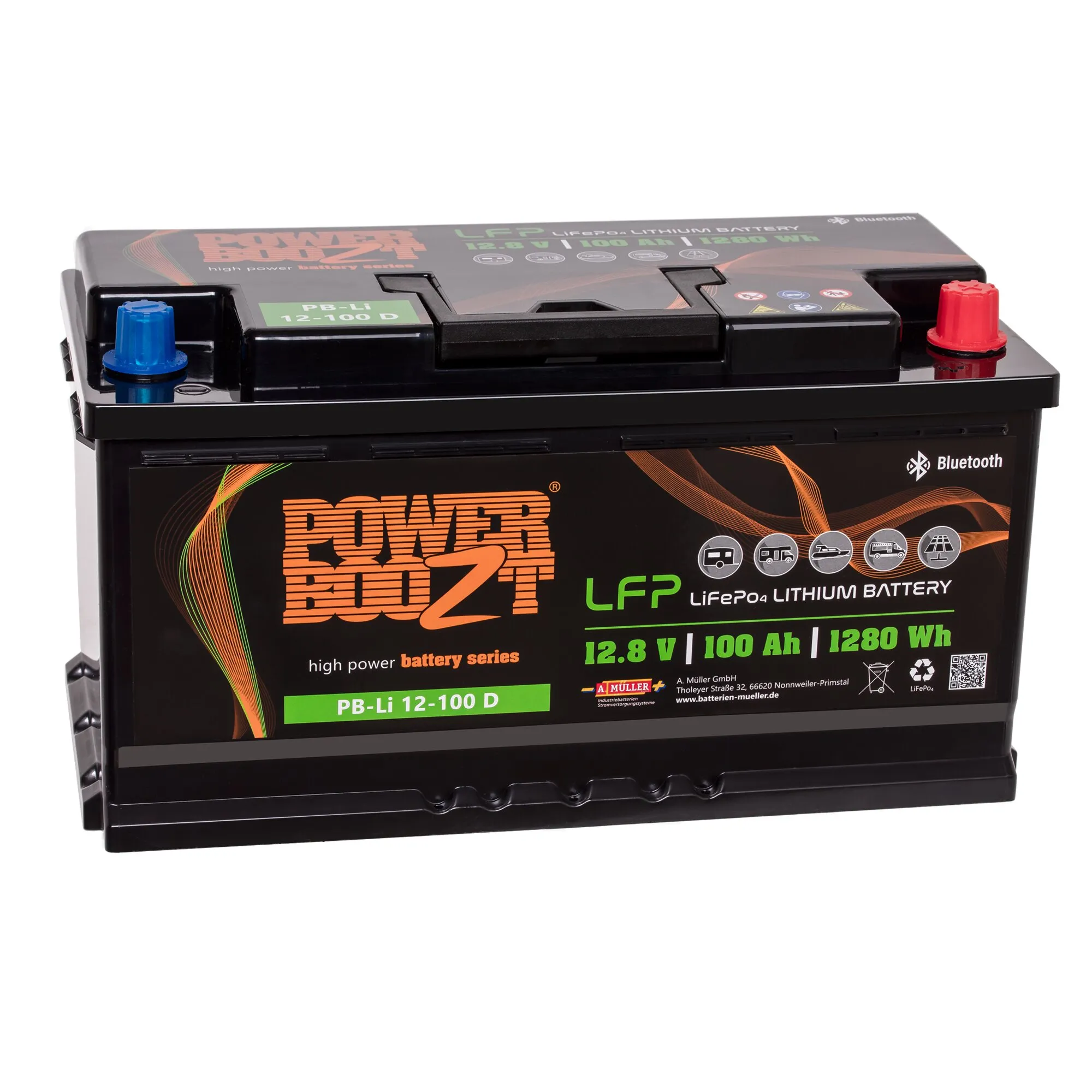 Schwarze PowerBull LiFePO4-Lithiumbatterie mit 12,8 V, 100 Ah und 1280 Wh, Bluetooth und roten sowie blauen Anschlüssen