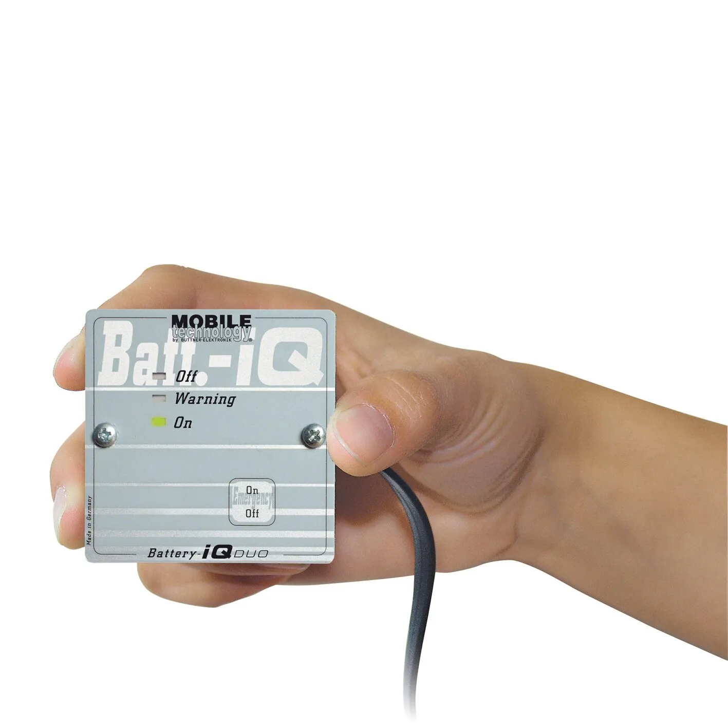 Graue Fernbedienung für die MT-Batterie IQ DUO mit Schaltern für Batterie, Warnung und Not-Aus, in einer Hand gehalten