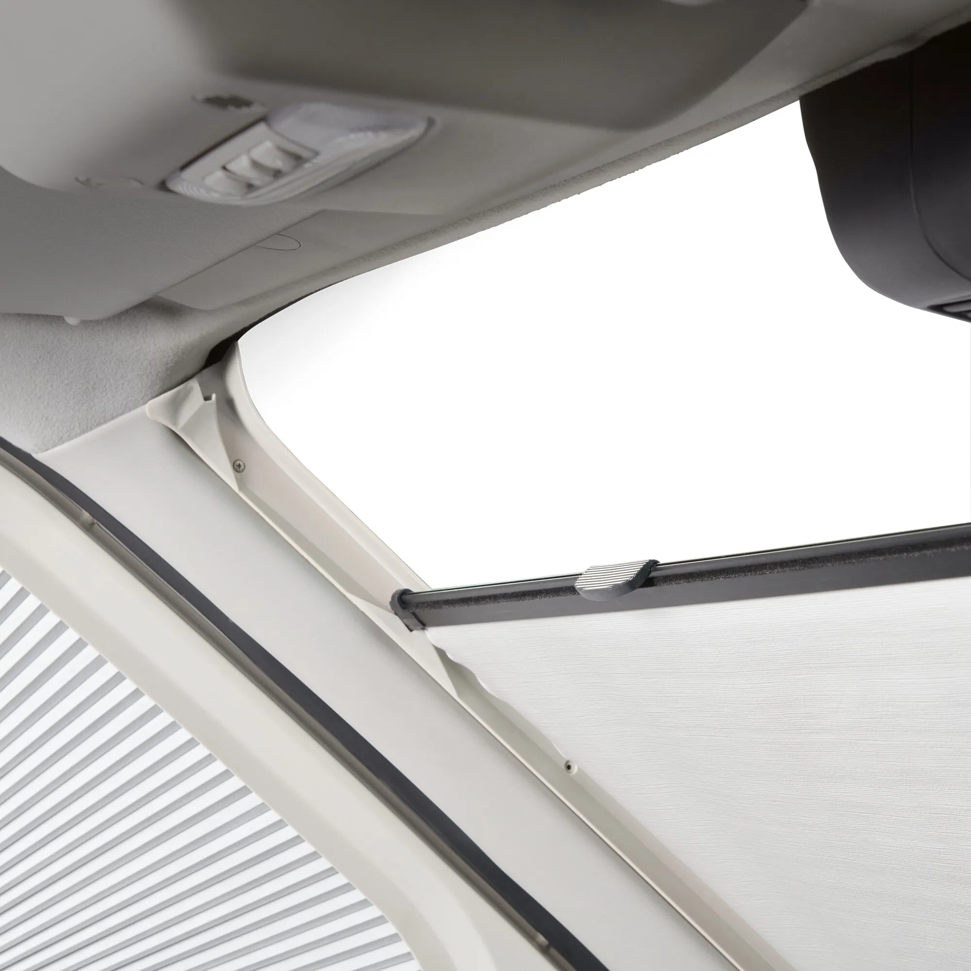 Innenansicht eines Ford Transit V363 mit montiertem Verdunkelungssystem an der Frontscheibe und seitlichen Fenstern