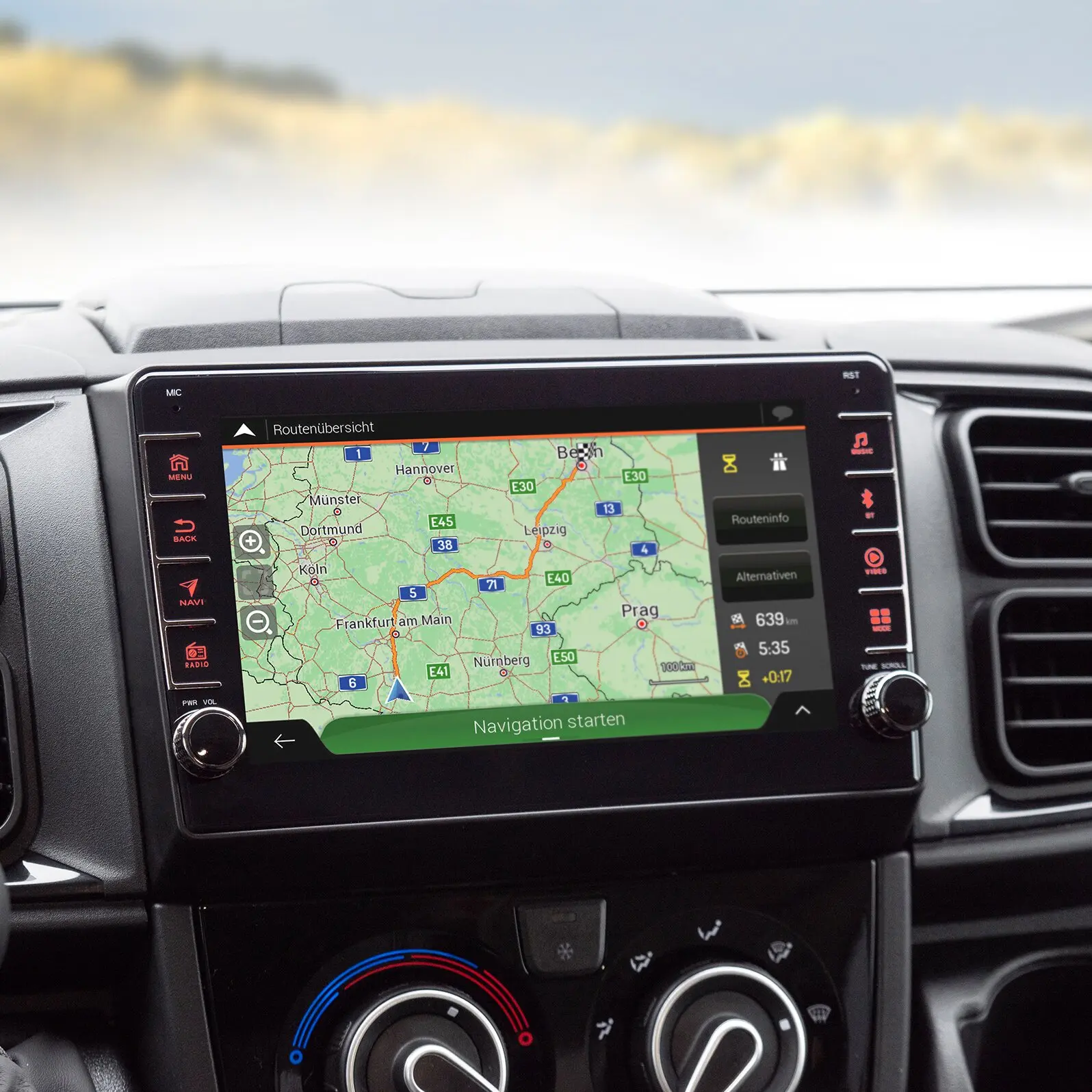Navigationssystem ESX Vision VNC830 im Armaturenbrett zeigt Deutschlandkarte mit Autobahnen und grüner Navigationsstart-Leiste
