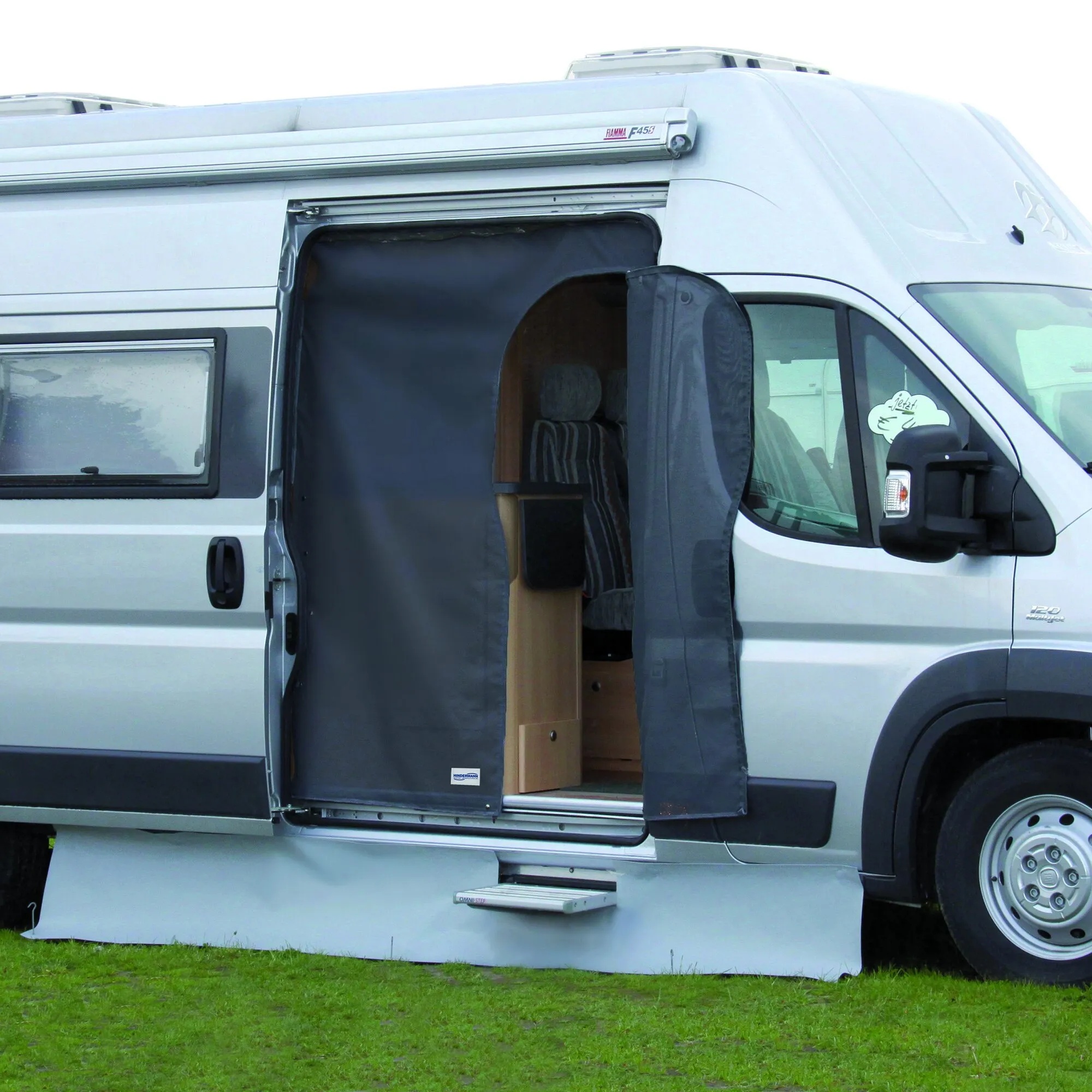 Dunkelgrauer Insektenschutzvorhang an der geöffneten Schiebetür eines weißen Fiat Ducato H1-Wohnmobils