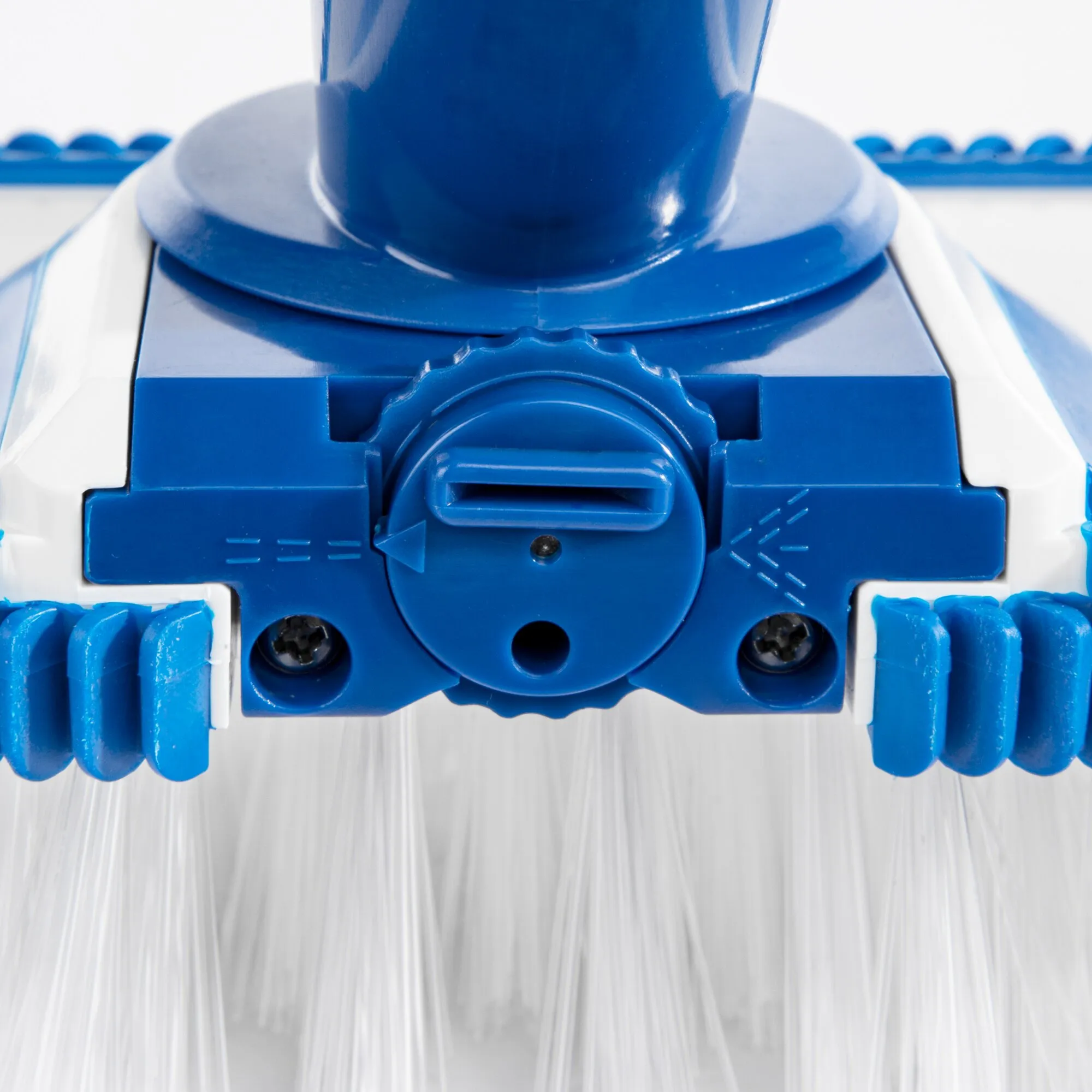 Detailaufnahme einer blauen harten Waschbürste mit dichtem weißen Borstenbesatz und zentraler Befestigungsschraube