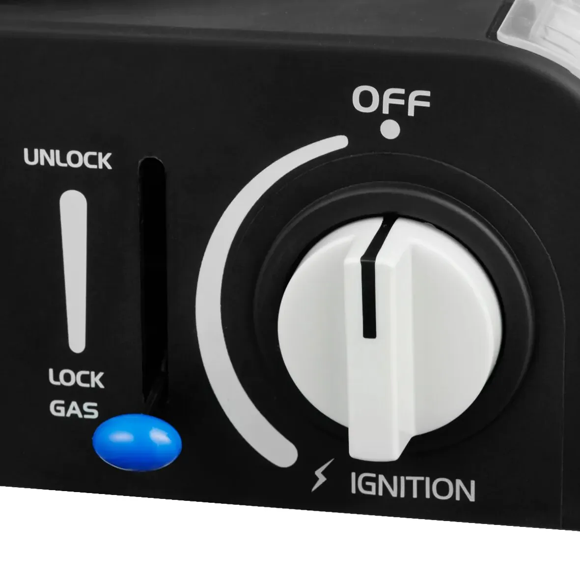 Detailaufnahme der schwarzen Bedienblende des Gasgrills Safari Chef 30 Compact mit weißem Drehregler, Gasverriegelung und Zündsymbol