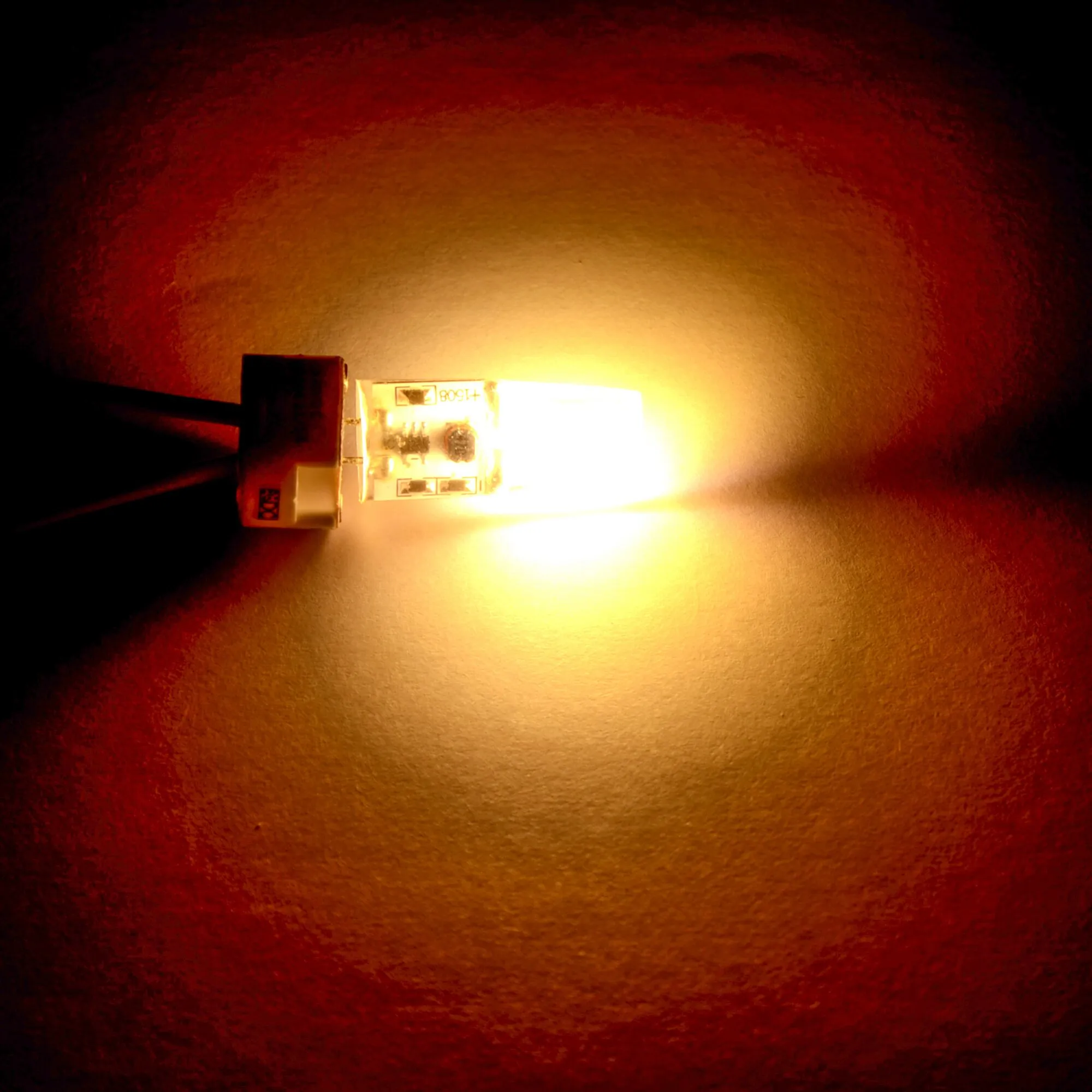 Leuchtendes LED-Leuchtmittel G4 mit 2,50 W und warmweißem Licht, angeschlossen an einem Kabelwaswo