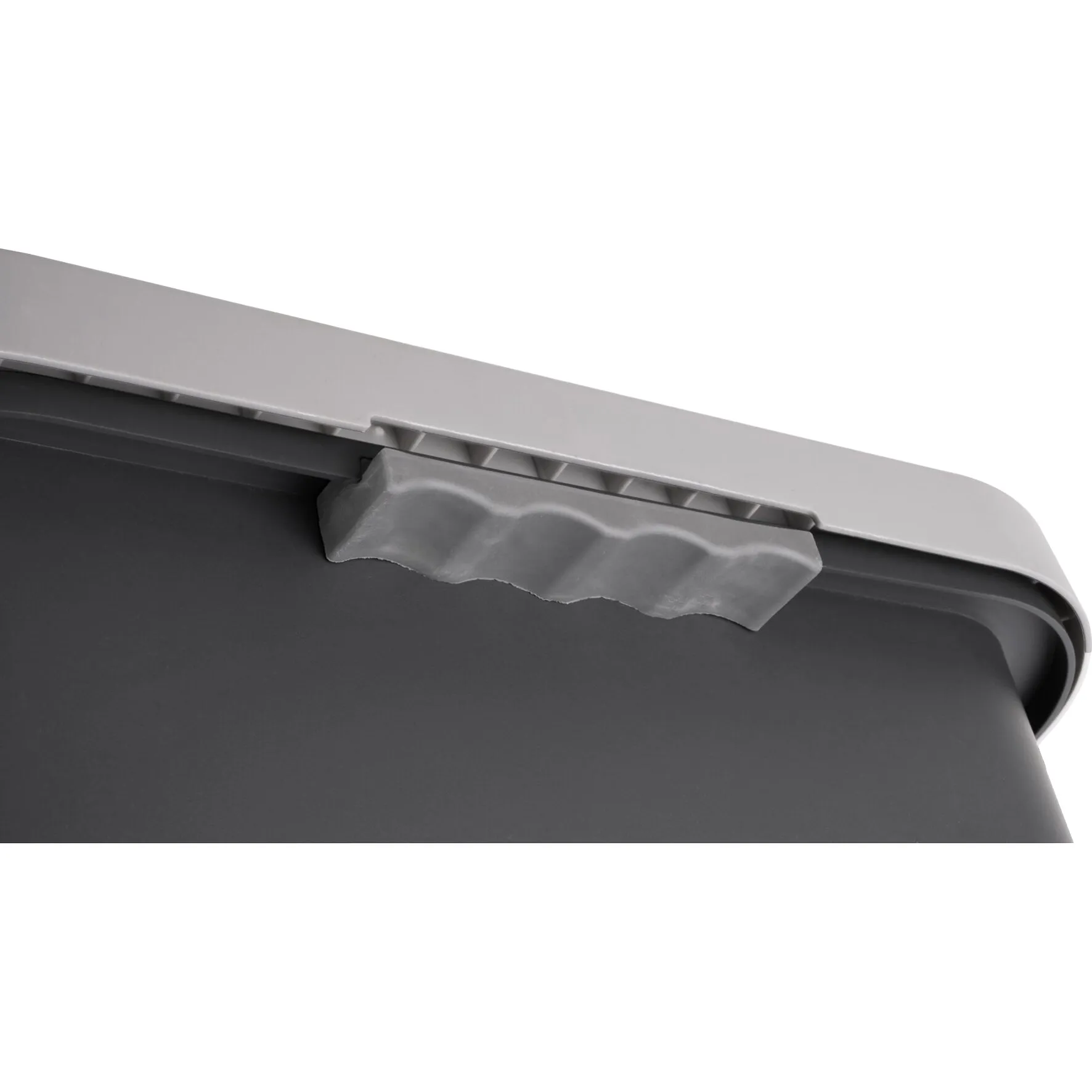 Detailansicht der grauen Trittstufe Boxstep NG mit rutschhemmender Oberfläche und stabilisierendem Unterbau