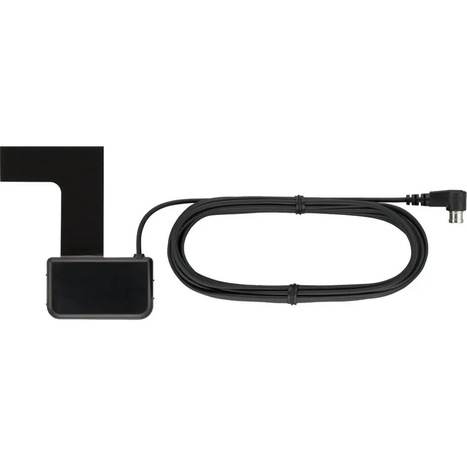 Schwarze DAB+-Scheibenantenne bestehend aus einer flachen L-förmigen Halterung, einem rechteckigen Gehäuse und einem langen Kabel mit rechtwinkligem Stecker