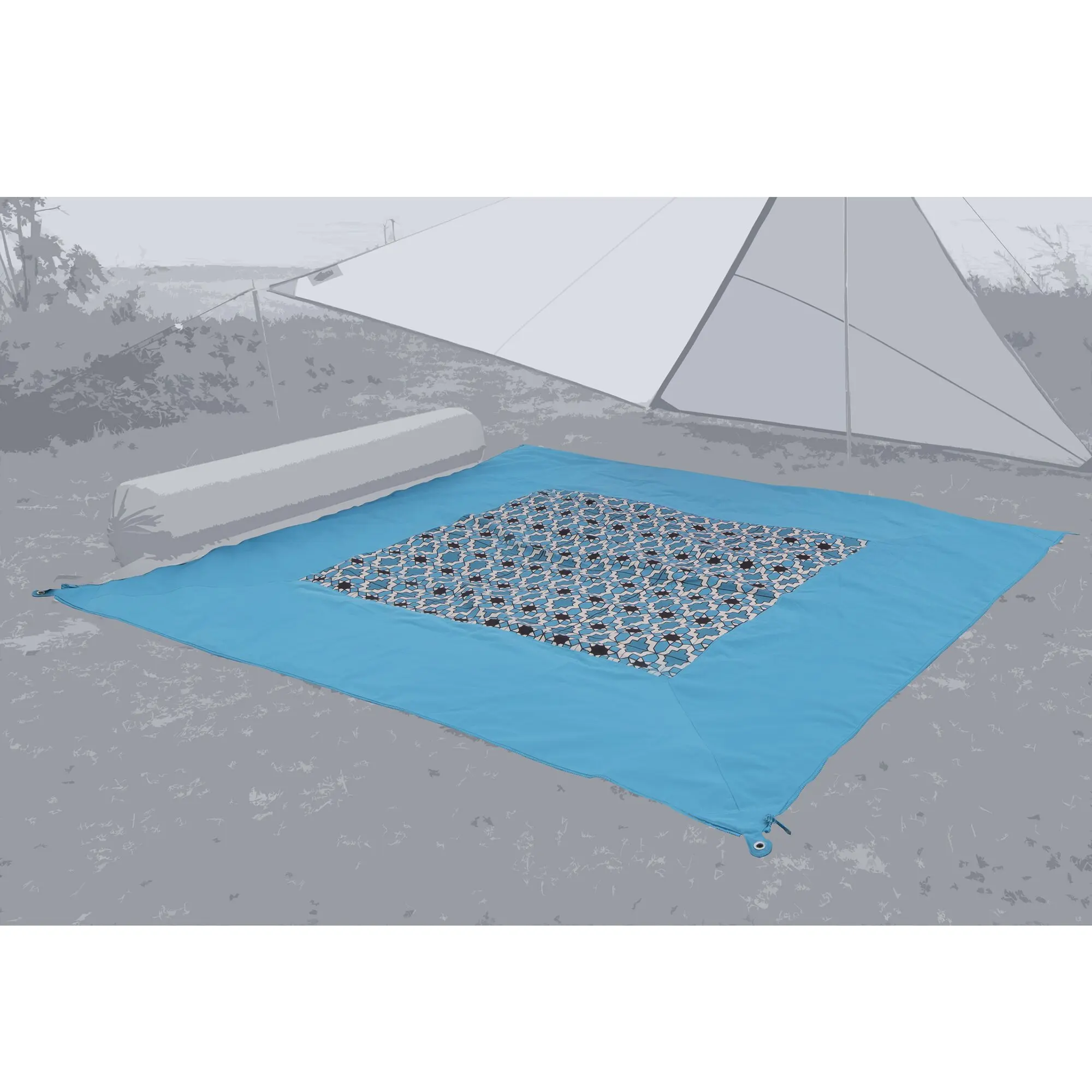 Blauer Zip Carpet Outdoor-Teppich mit zentralem geometrischen Musterstreifen liegt ausgerollt auf dem Boden vor einem Zelt, Ecken mit Metallösen