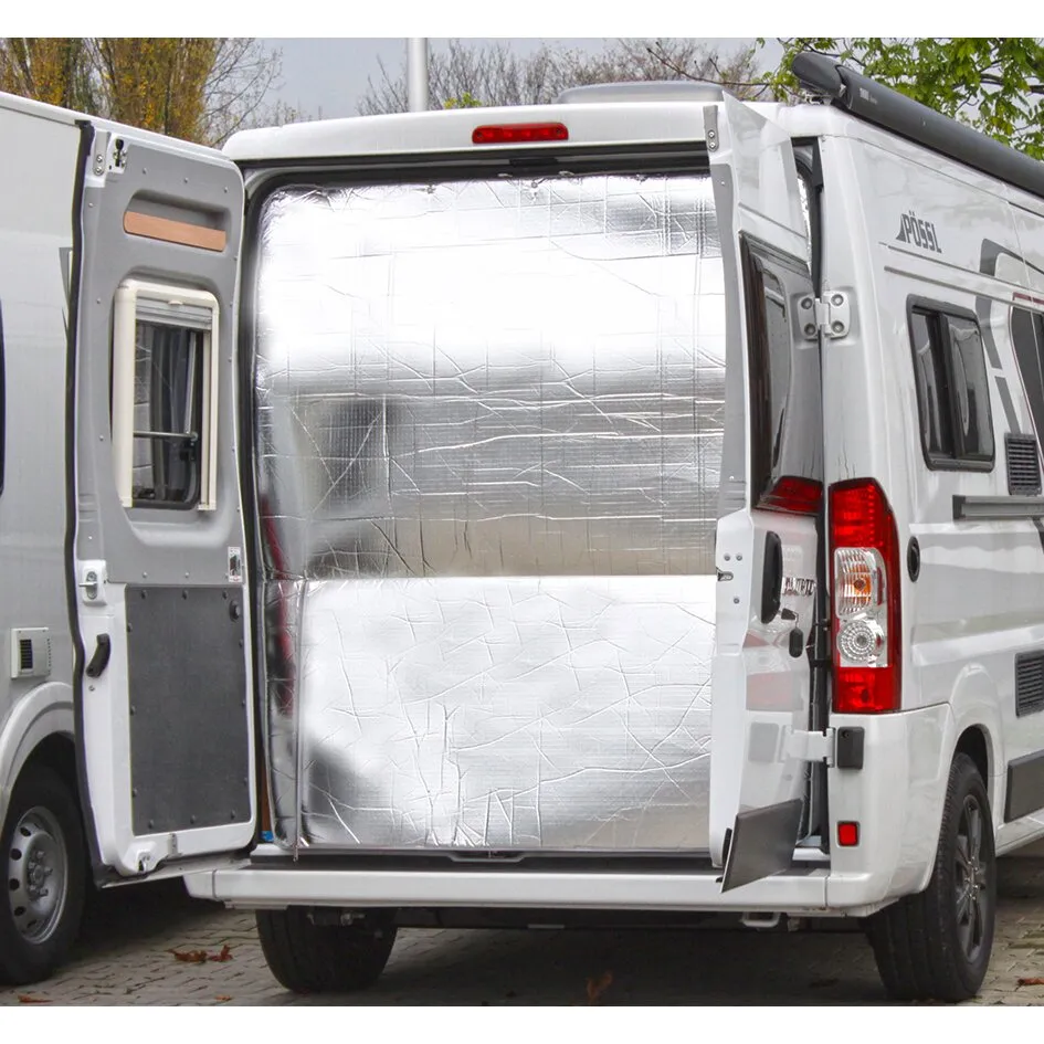 Silberner Thermovorhang an der geöffneten Hecktür eines weißen Wohnmobils mit reflektierender Isolierfläche