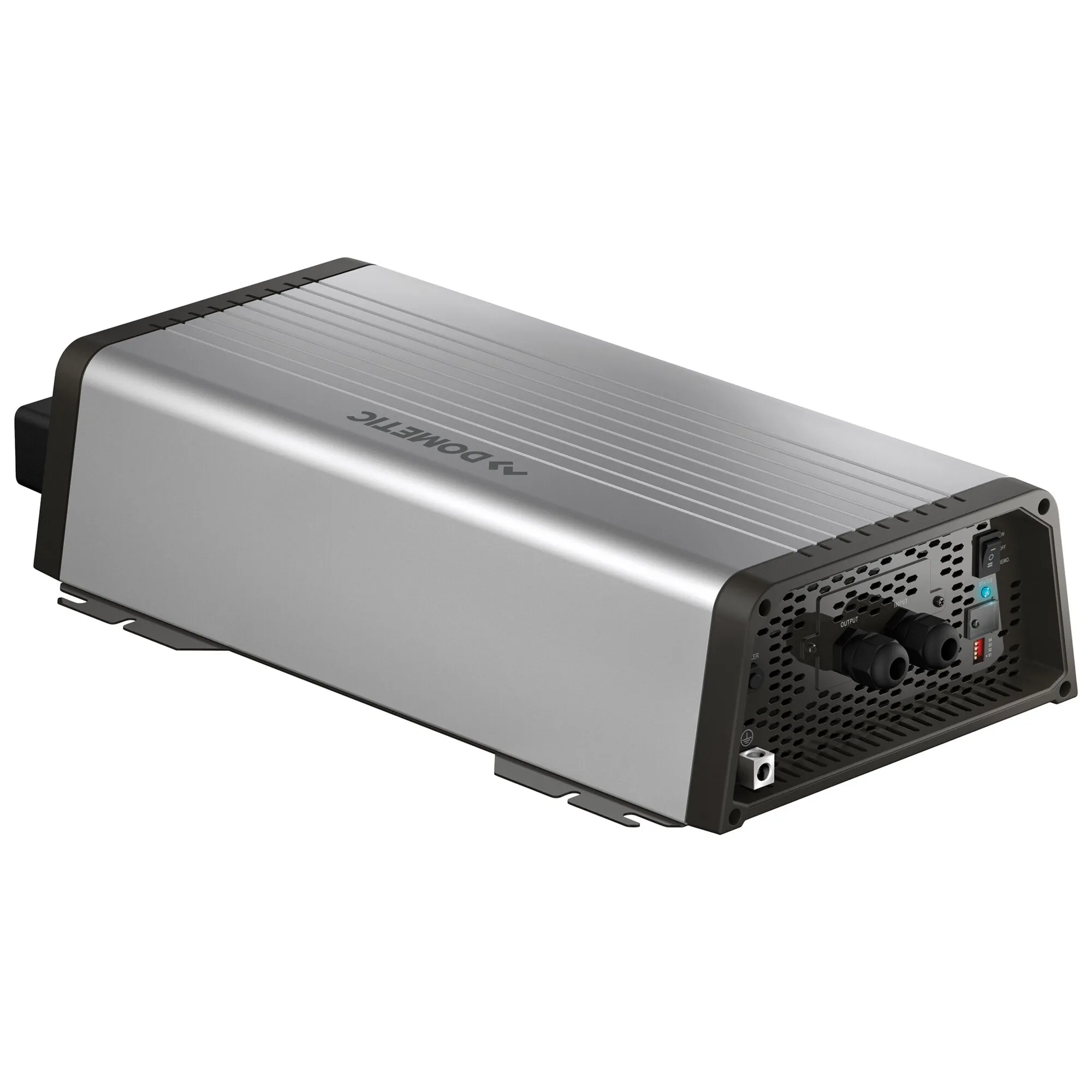 Silberner Sinus-Wechselrichter Dometic SinePower DSP-T mit 24 V und 2300 W, gerippter Kühlung, Lüftungsgittern und Anschlüssen vorne