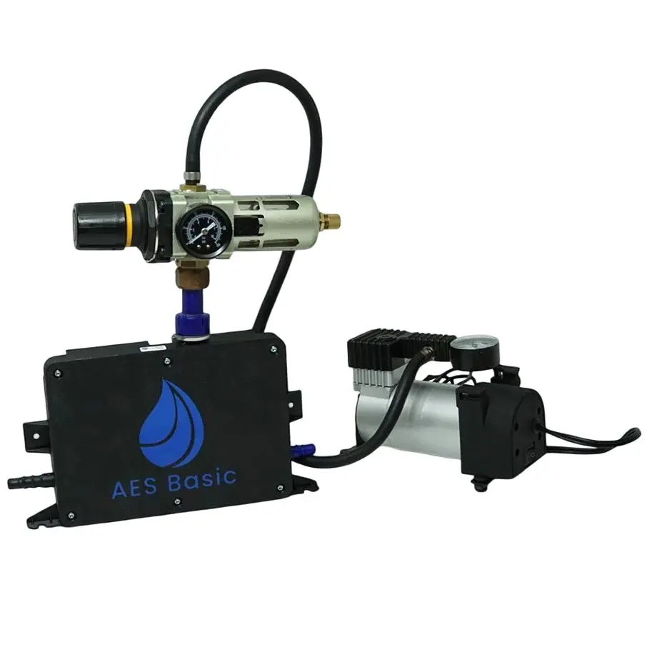 Entleerungssystem AES Basic+ für Wasserleitungen mit Druckregler, schwarzes Gehäuse, Manometer, Messingventil, Schläuche und Pumpe
