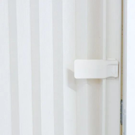 Detailaufnahme des weißen flexiblen Raumteilers REMIform II mit sichtbarem weißen Verschluss am Türrahmen