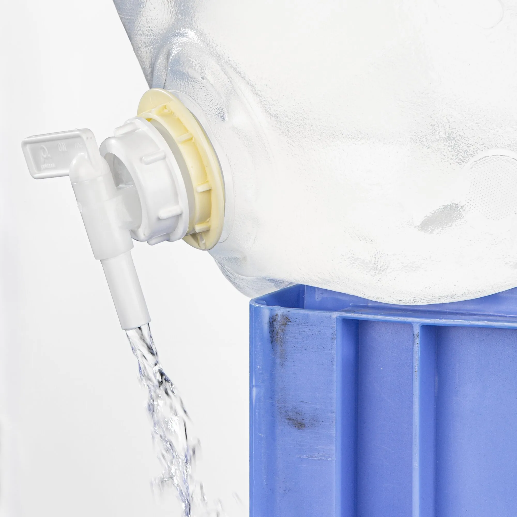 Weißer faltbarer 5-Liter-Kanister mit Auslaufhahn, der Wasser in eine blaue Kunststoffkiste abgibt