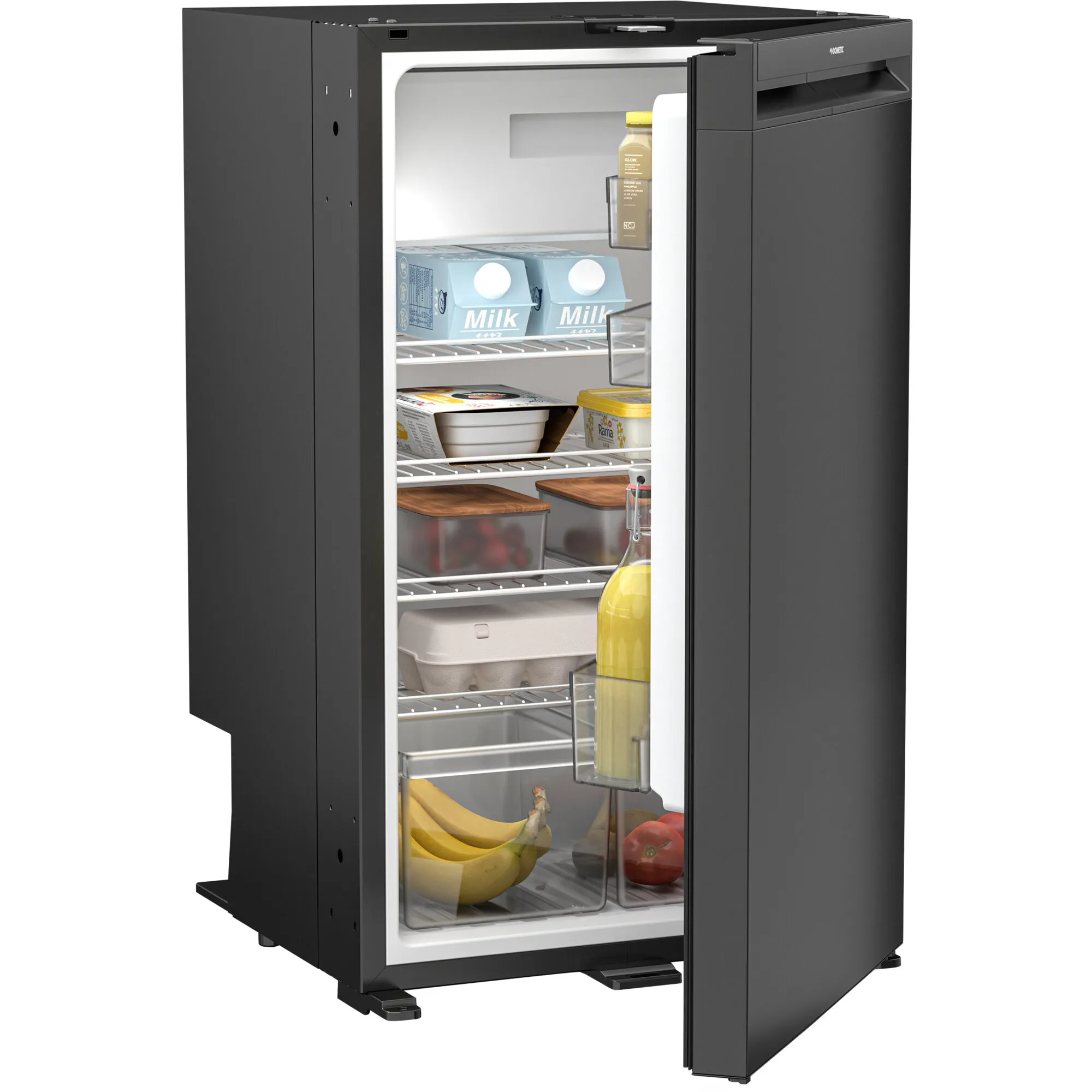 Schwarzer Dometic NRX 90V Kompressorkühlschrank mit geöffneter Tür, Regalböden und gefüllten Gemüsefächern, 12/24 Volt