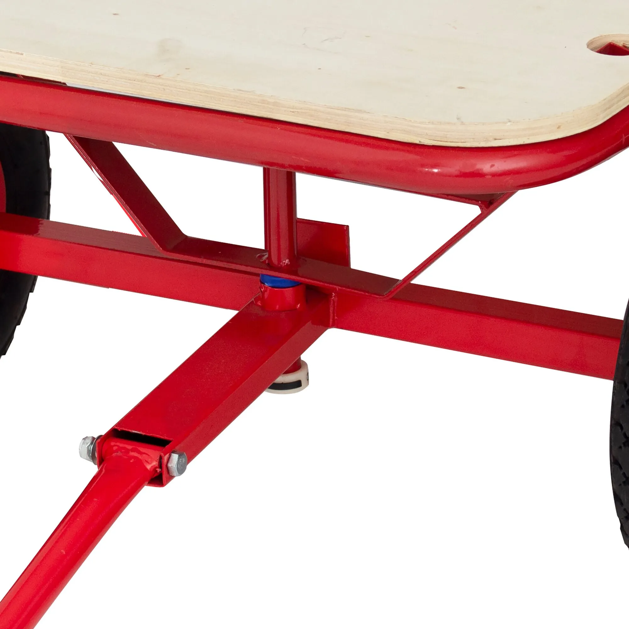 Detailaufnahme eines roten Bollerwagens mit hellbrauner Holzplatte, Metallrahmen, Deichsel, Drehgelenk und schwarzen Rädern