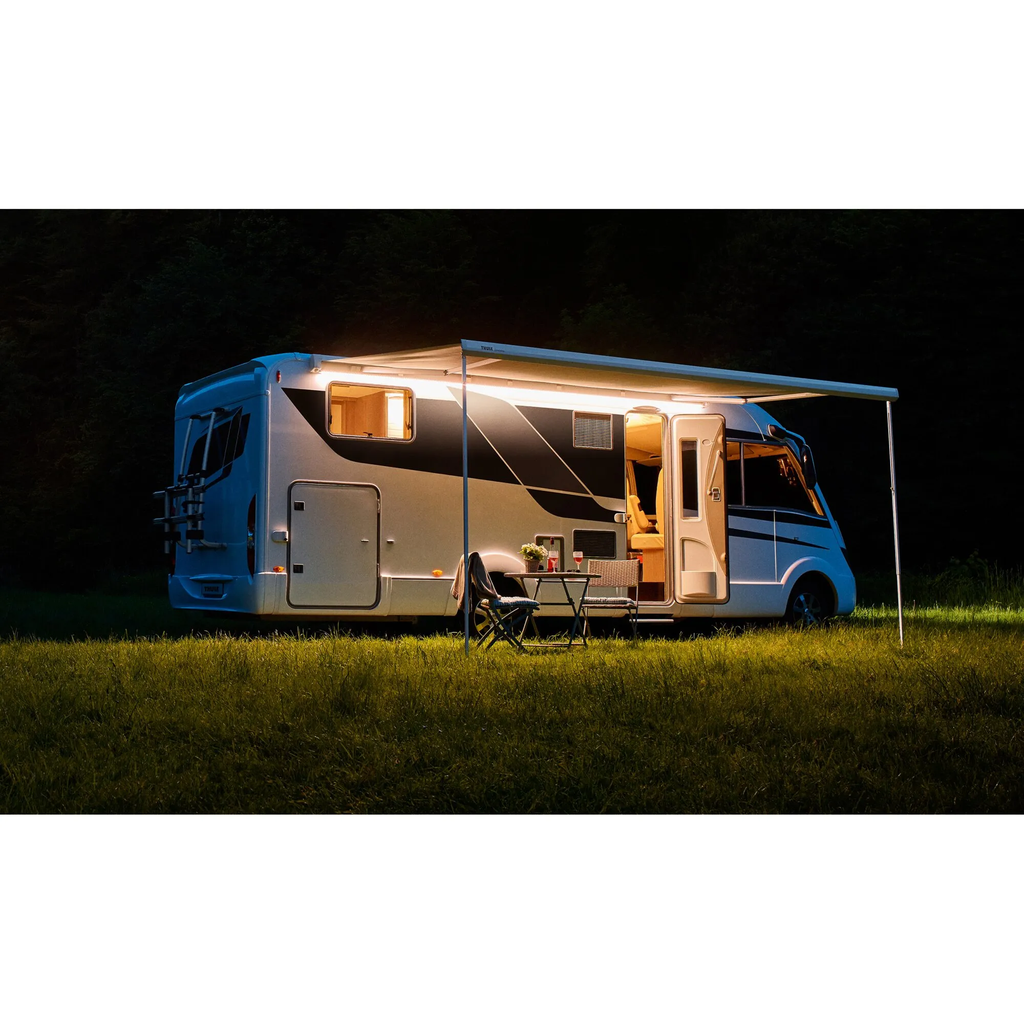 Sechs Meter langer LED-Lichtstreifen beleuchtet den Außenbereich eines Wohnmobils bei Nacht unter der Markise