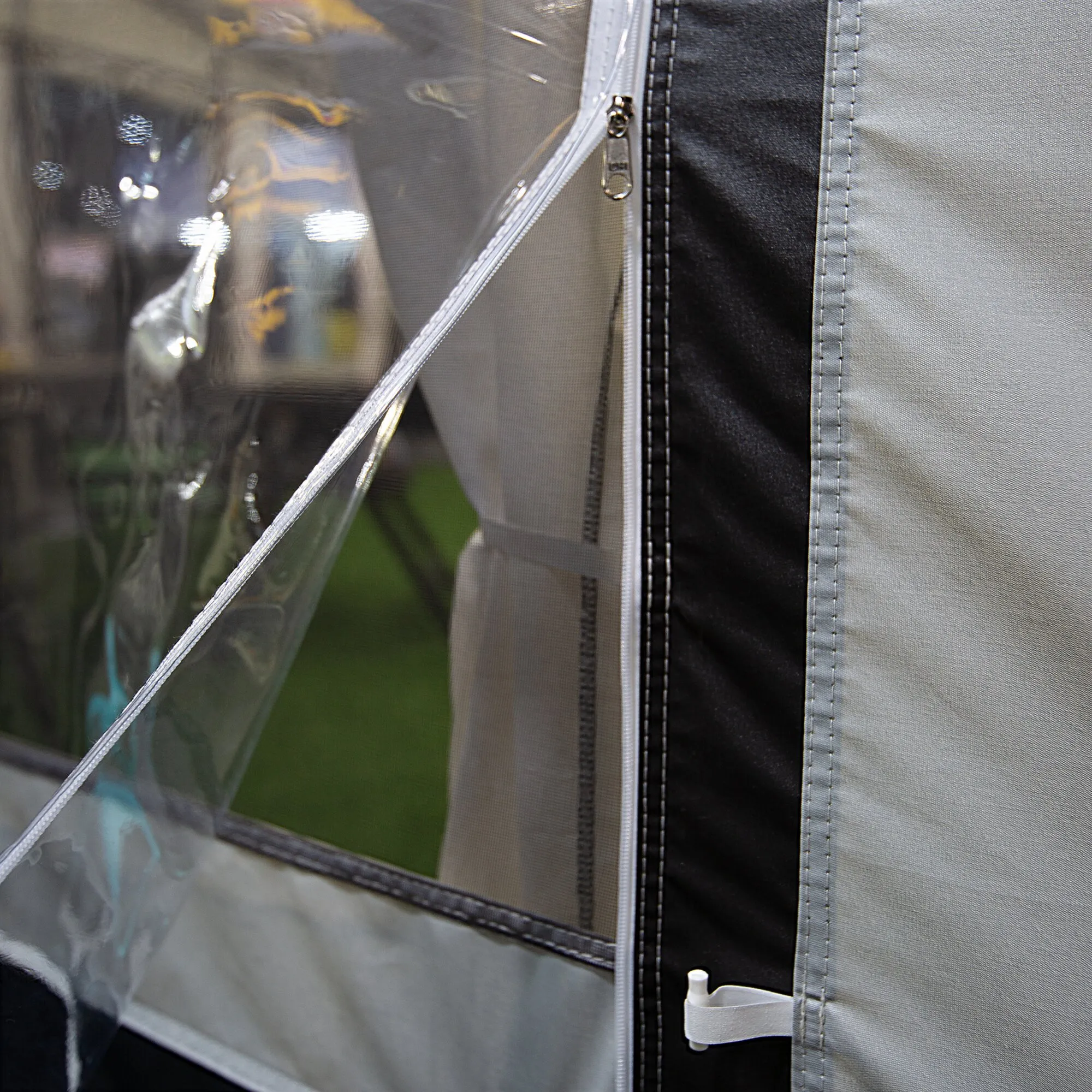 Detailaufnahme des Reisevorzelts Octavia Air mit transparentem Fenster, Reißverschluss und grauen, vernähten Stoffbahnen