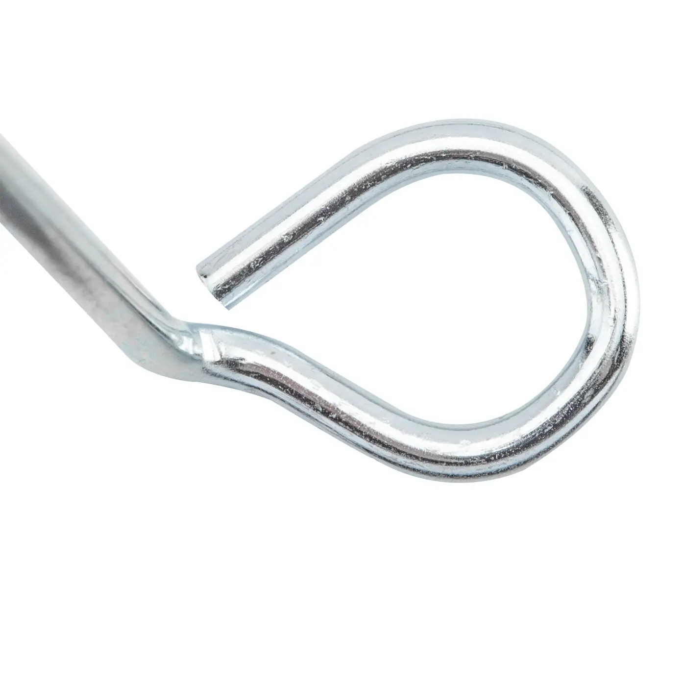 Makroaufnahme eines silbernen U-förmigen Zeltboden-Nagels mit ovalem Ring am rechten Ende aus glänzendem Metall