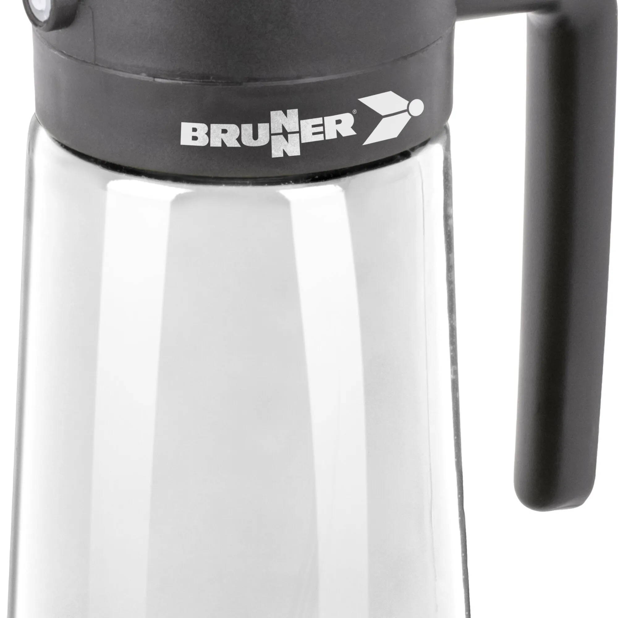 Nahaufnahme eines Ölspenders Olinda mit schwarzem Deckel und Glasbehälter, seitlich sichtbarer Griff, Brunner-Logo auf dem Deckel